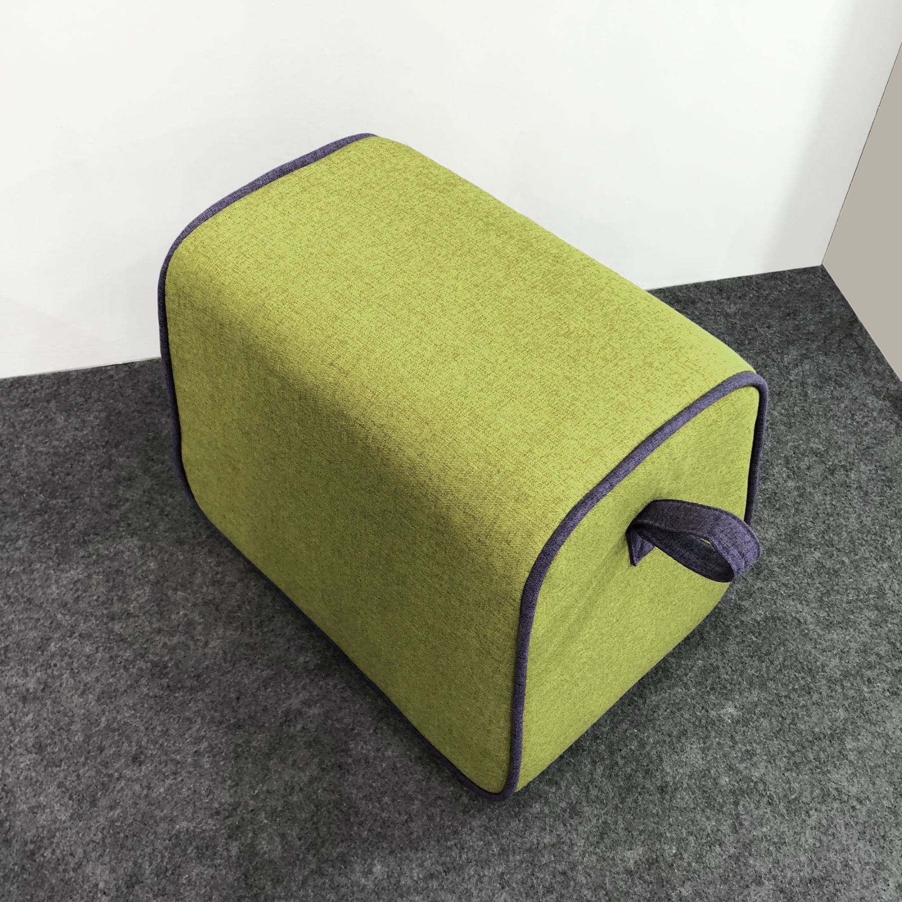 Hocker gepolstert Farbe grün B/H/T 43 x 34 x 29 cm, mit Trageschlaufe und abgerundeten Kanten aus der Kategorie Sitzkissen
