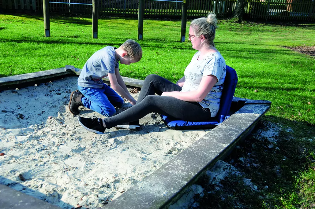 SITZFIX® Bodensitz, Sitzfläche: 43 x 45 cm, Rückenlehne mehrstufig verstellbar, ausgeklappt 94x47  aus der Kategorie Personalstühle