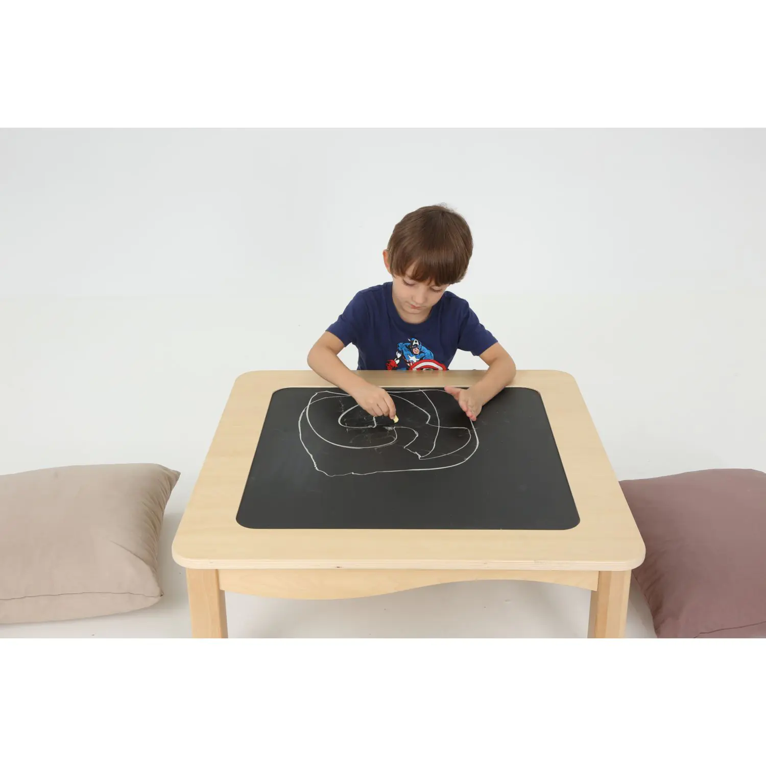 Bodentisch mit Kreidetafel, Tischhöhe 28 cm aus der Kategorie Tische