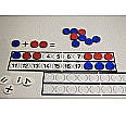 Schüler - Rechenleiste mit 22 Wendeplättchen rot/blau und 10 Rechenzeichen aus der Kategorie Demo-Rechenbänder
