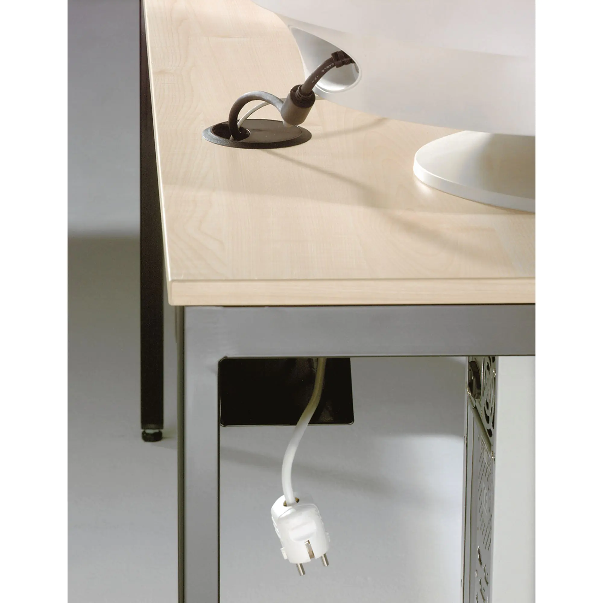 EDV-Tisch, 160x80 cm (B/T), 72 cm hoch, Holzkabelkanal mit Deckel, aus der Kategorie EDV-Tische