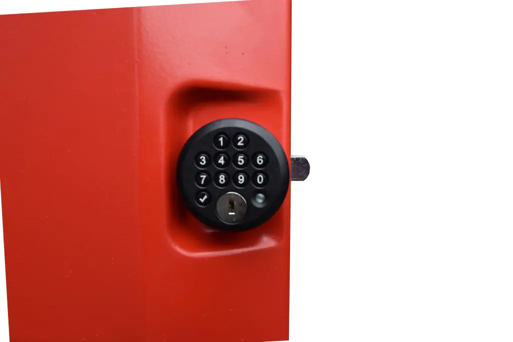 Schließfachschrank aus Stahl, 120,9 cm hoch, 74x58,5 cm (B/T), 6 Fächer, 2-spaltig, verstärkte Tür   aus der Kategorie Schließfachschränke STAHL