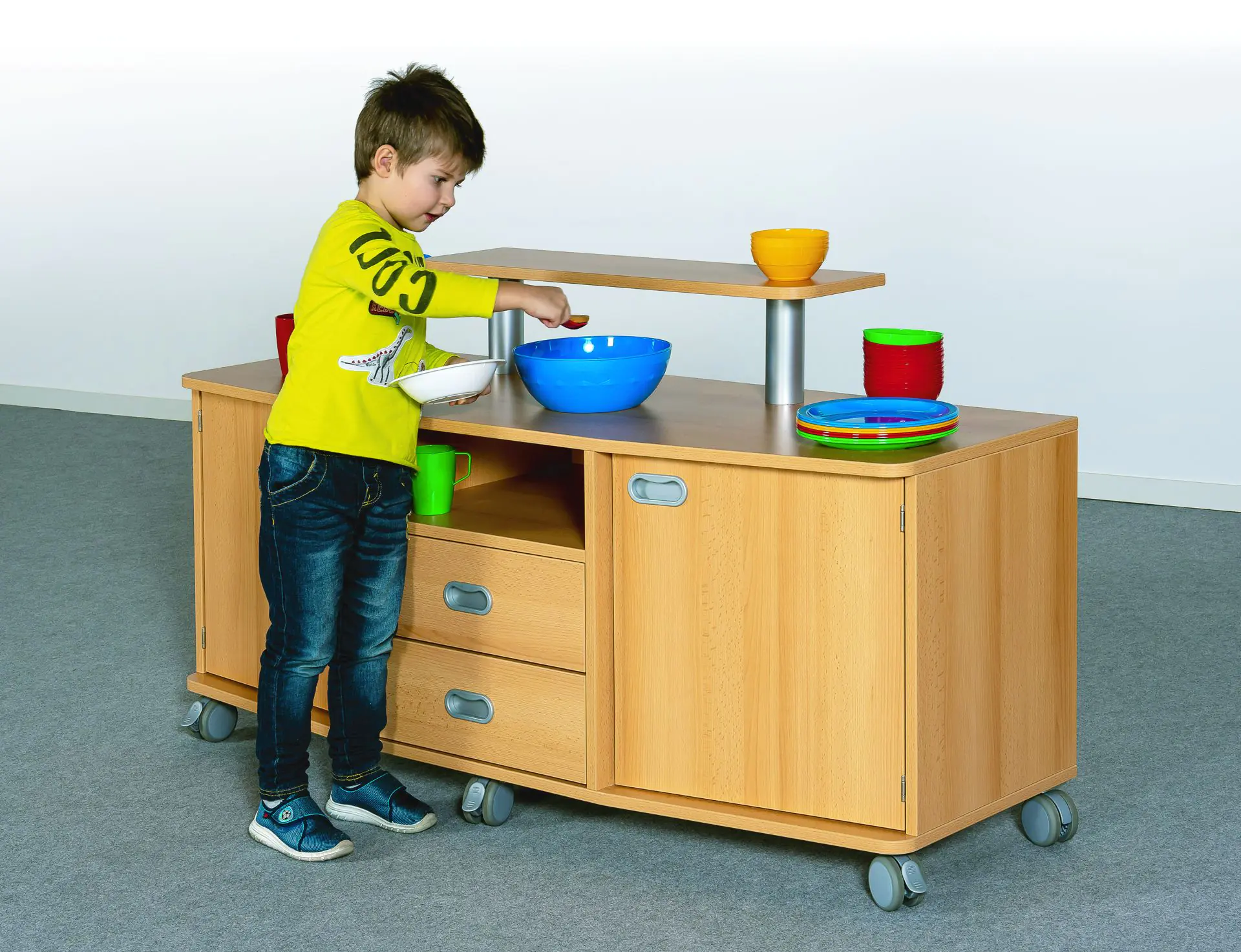 Frühstückstheke 2 Türen, je 1 Einlegeboden. Mittig 2 Schübe und ein offenes Fach aus der Kategorie Küchen