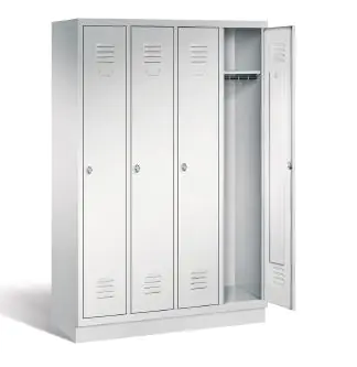 Garderoben-Schließfachschrank mit Stahlblechsockel, B/H/T 122,5x180x50cm, 4 Fächer aus der Kategorie Stahlschränke