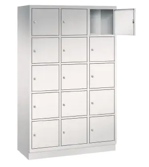 Schließfachschrank mit Stahlblechsockel. B/H/T 122,5x195x50 cm, 15 Fächer