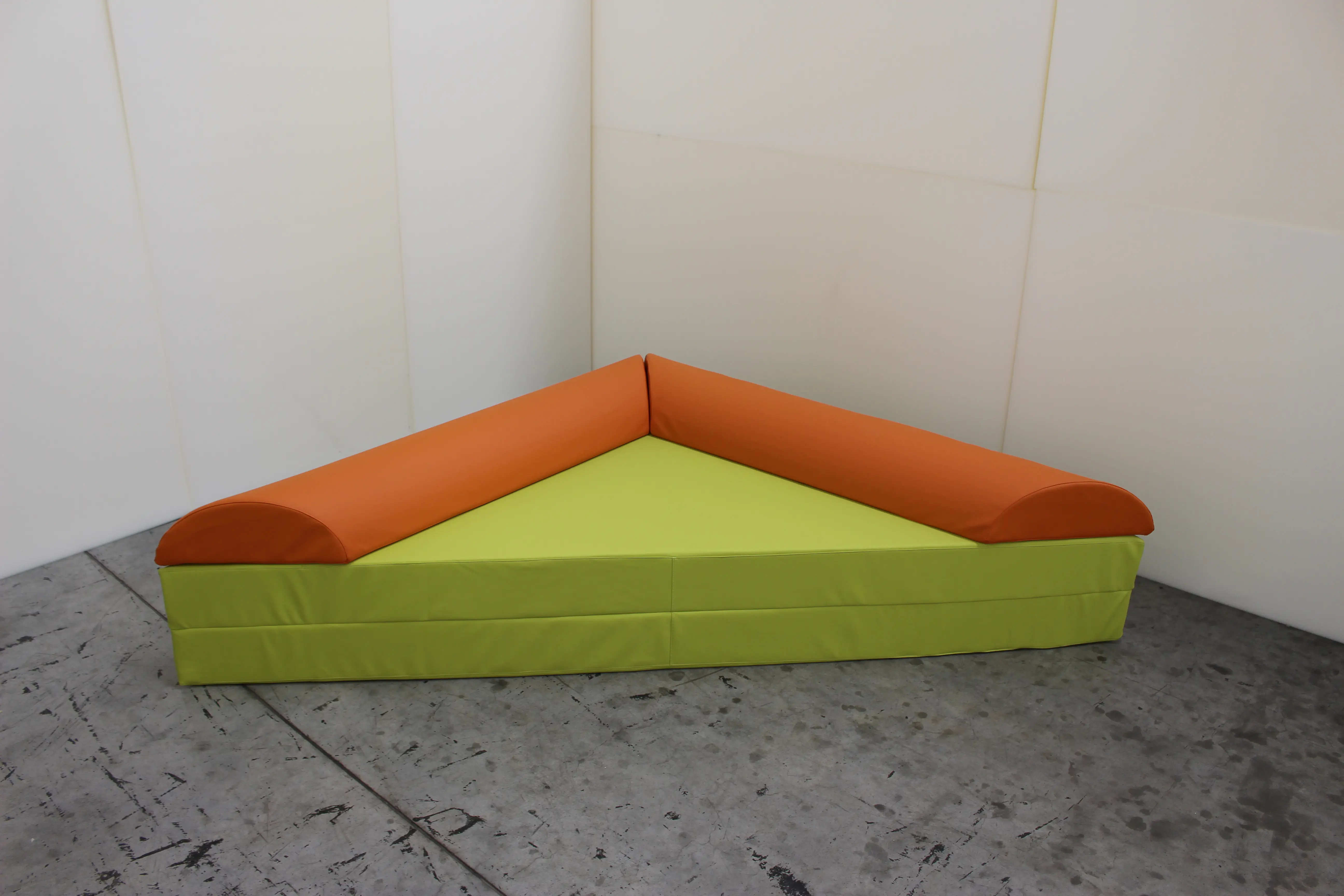 Entspannungs-Element-Dreieck klappbar, 160x160 cm (B/T), Höhe 2 x 15 cm, fester Schaumstoff aus der Kategorie Podeste