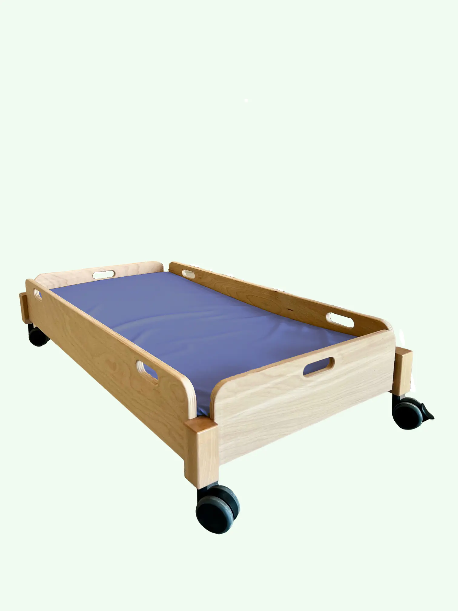 Stapelliege aus Buche Massivholz mit Rollen inklusive Matratze 120 x 60cm, auf dieser Liege aus der Kategorie Liegen