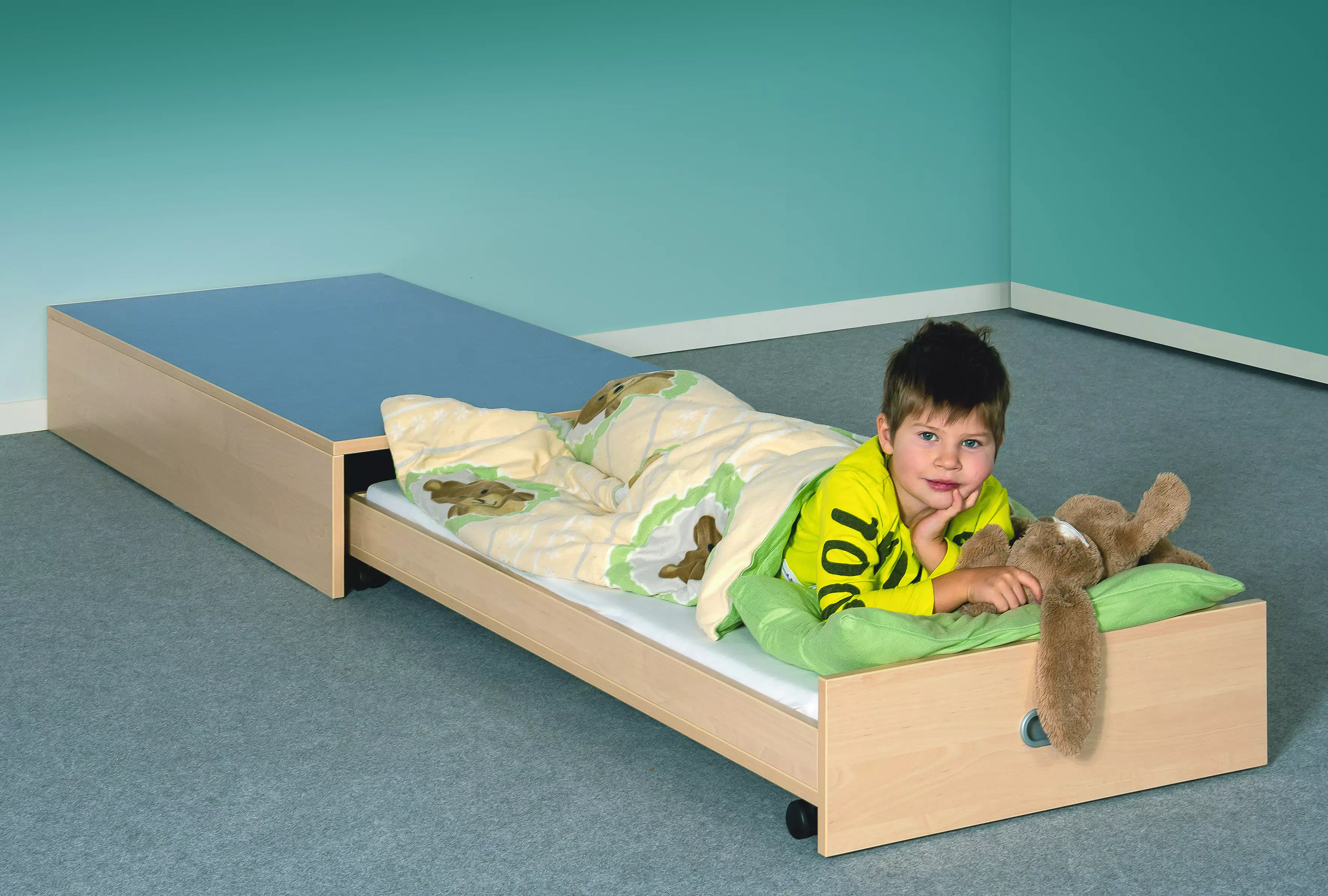 Liegepolsterpodest mit Auszugsbett aus der Kategorie Schlafpodeste