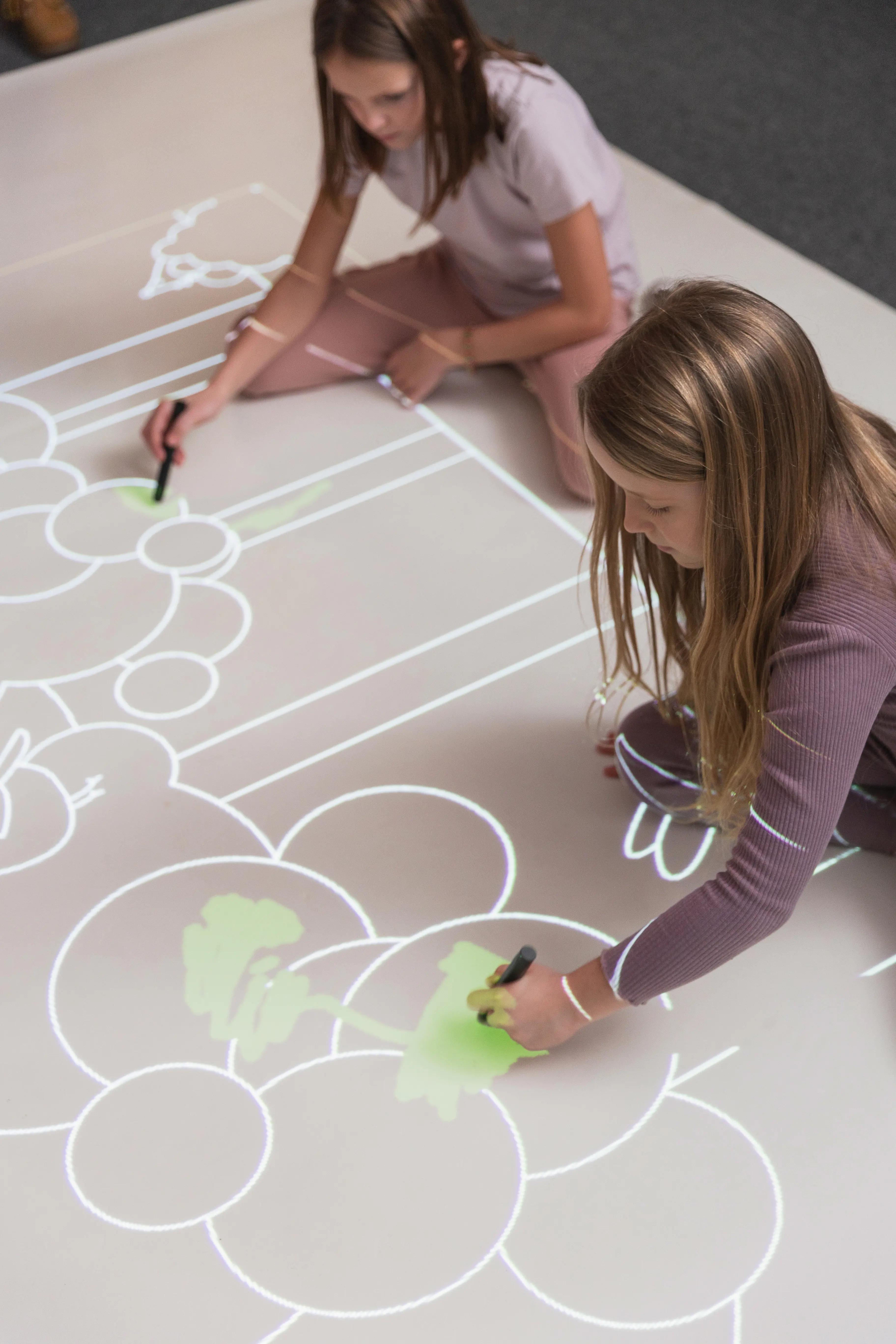 SmartFloor, Projektionsmatte BxT: 350 x 260 cm, aufrollbar aus der Kategorie Schulbeamer