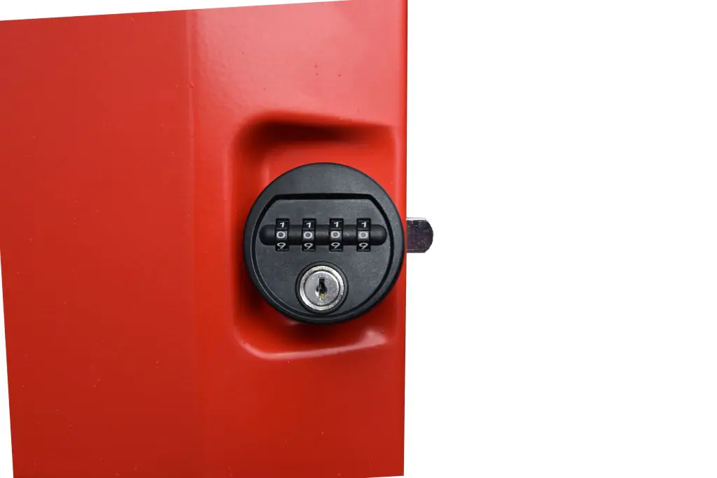 Schließfachschrank aus Stahl, 120,9 cm hoch, 74x58,5 cm (B/T), 6 Fächer, 2-spaltig, verstärkte Tür   aus der Kategorie Schließfachschränke STAHL