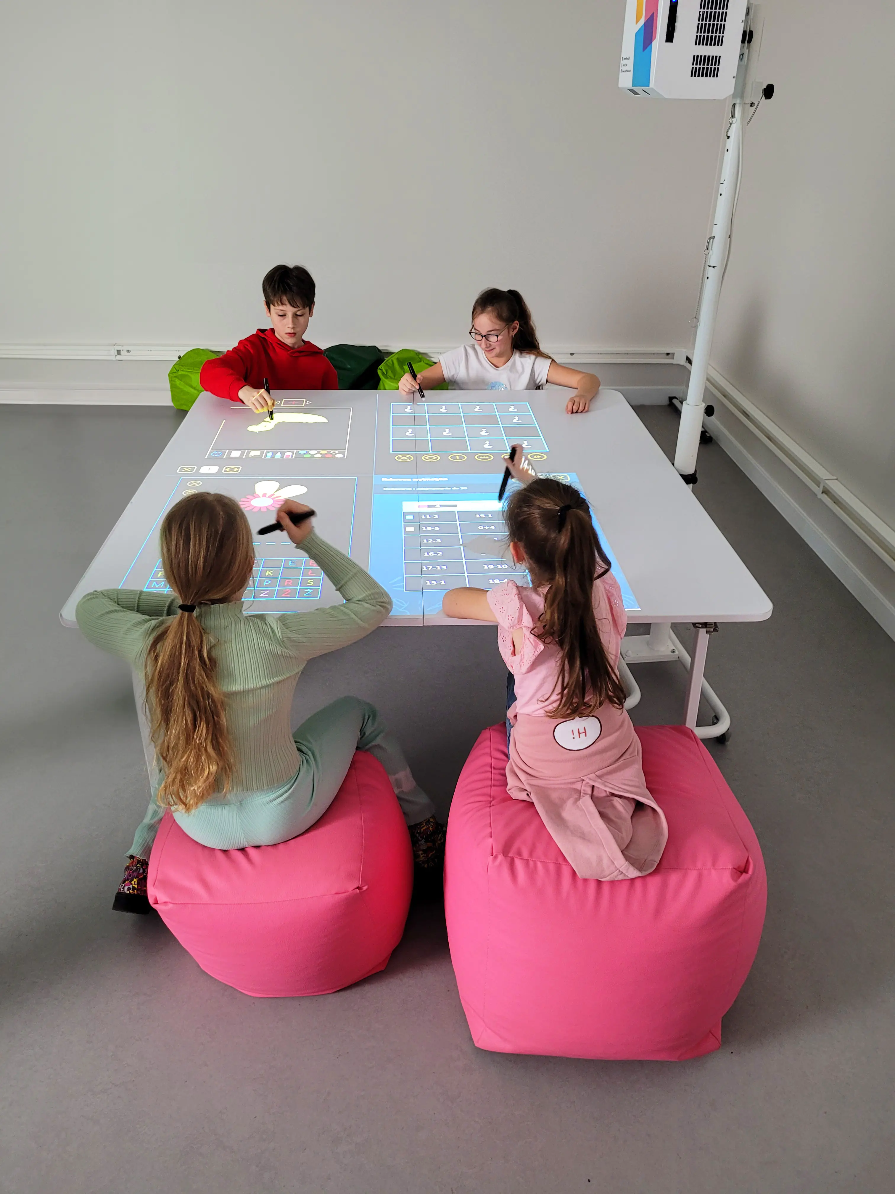 SmartFloor, Tisch zur Projektion 160 x 150 cm, Höhe 71 cm aus der Kategorie Schulbeamer