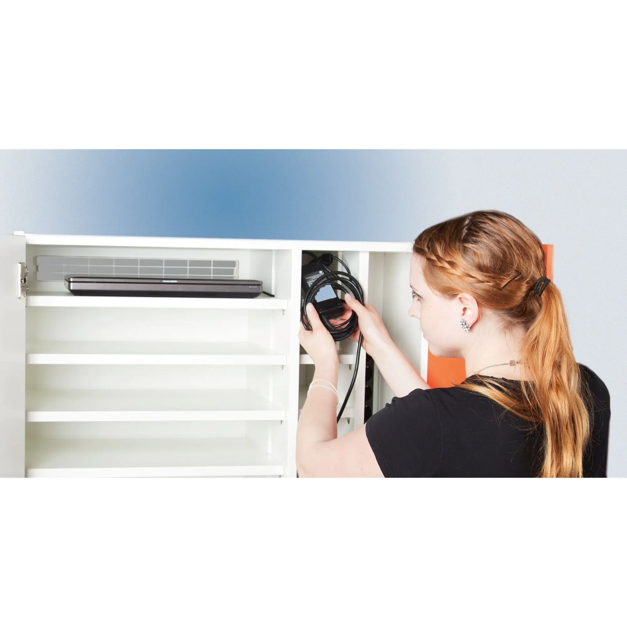 Notebook-Ladestation, 150 cm hoch,  80x50 cm (B/T), kleine farbig.Tür rechts,fahrbar aus der Kategorie Notebookschränke