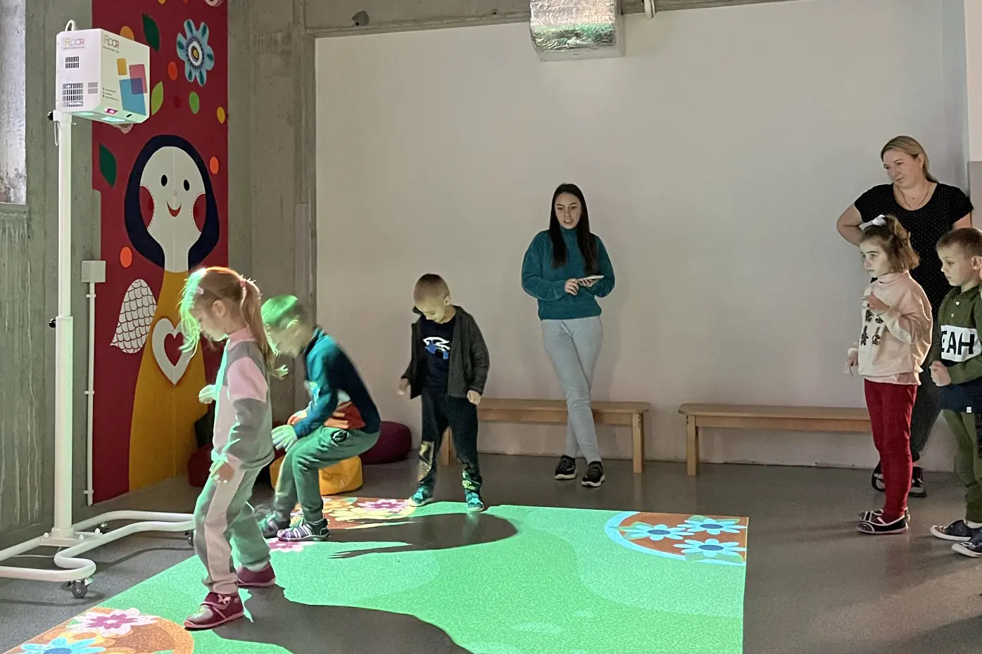 SmartFloor, interaktiver Beamer, mobiler höhenverstellbarer Ständer, 92 Startanwendungen aus der Kategorie Schulbeamer