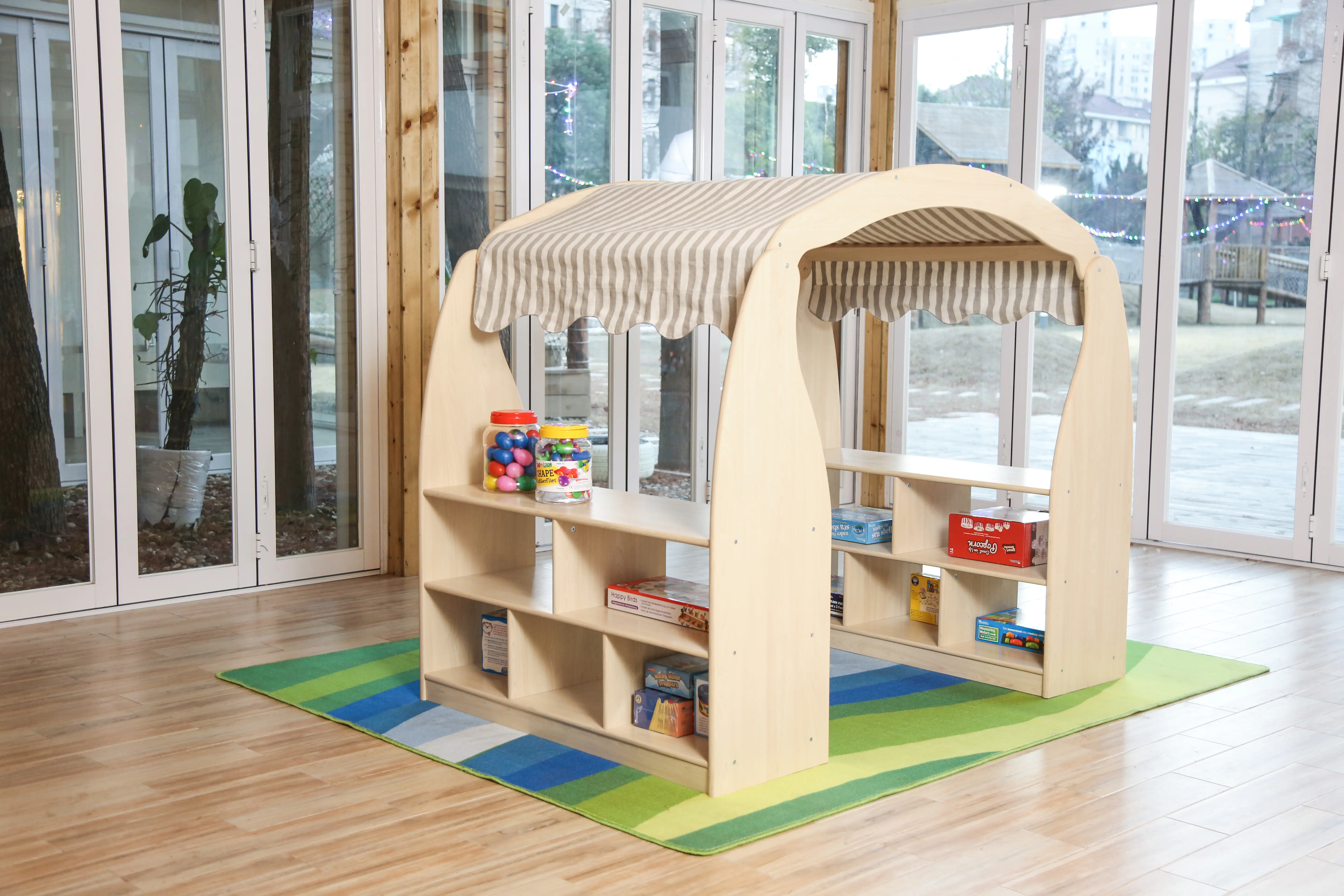 Wisdom Kaufladen | Spielhaus | 169 x 110,6 x 141,4 cm | Holz aus der Kategorie Bausteine & Spiellandschaften