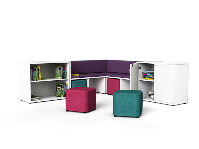 Leseecke, Ecksitzgelegenheit,  rechts und links Bücherregal  aus der Kategorie Entspannt Sitzen