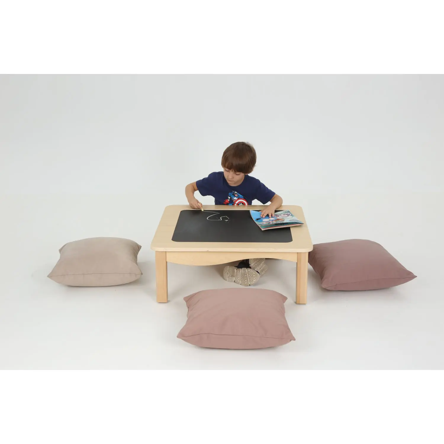 Bodentisch mit Kreidetafel, Tischhöhe 28 cm aus der Kategorie Tische