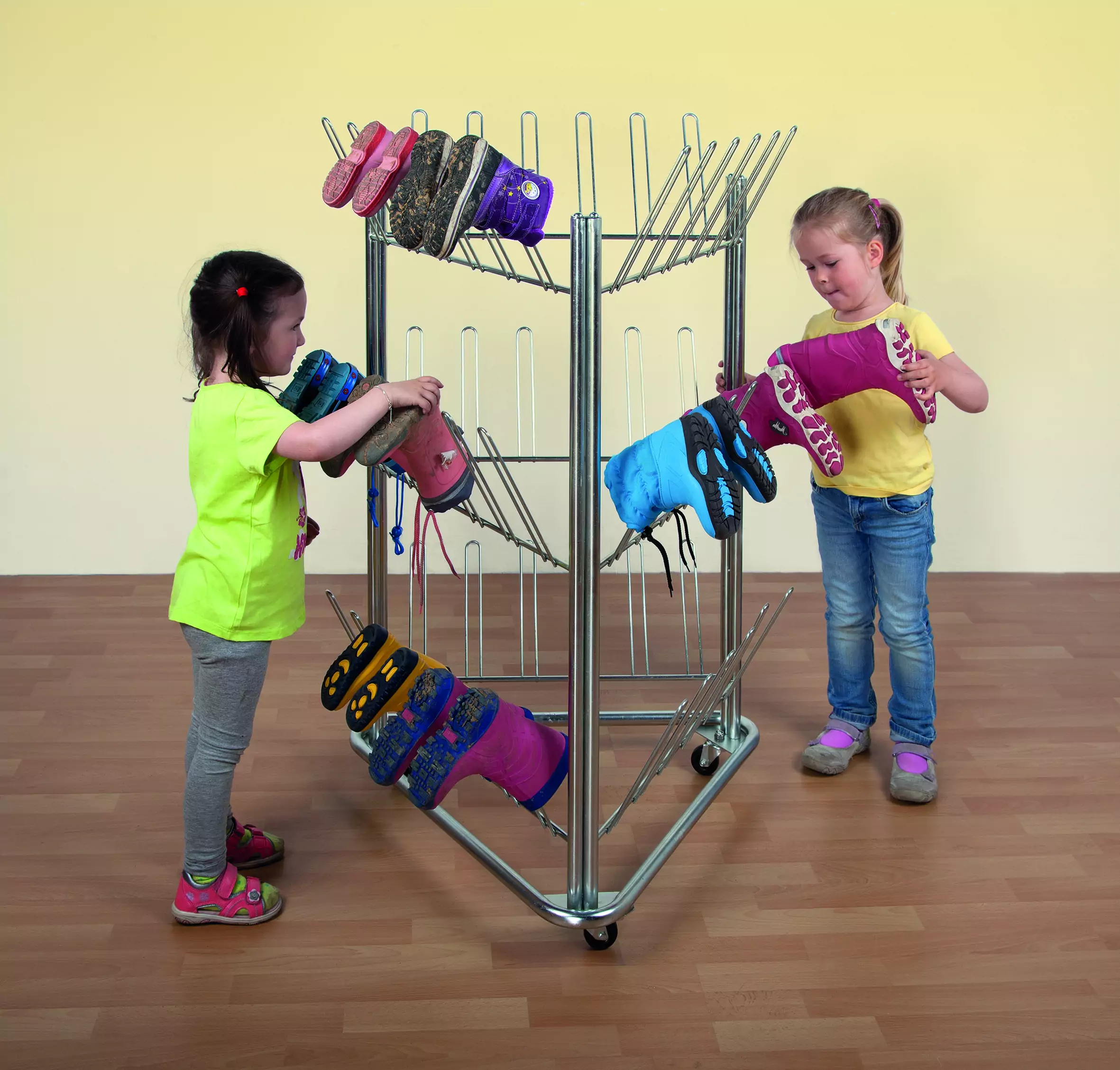 Stiefeltrockenwagen aus Stahl, silber B/H/T: 78 x 123 x 69 cm, auf Rollen eine feststellbar aus der Kategorie Garderobenmöbel