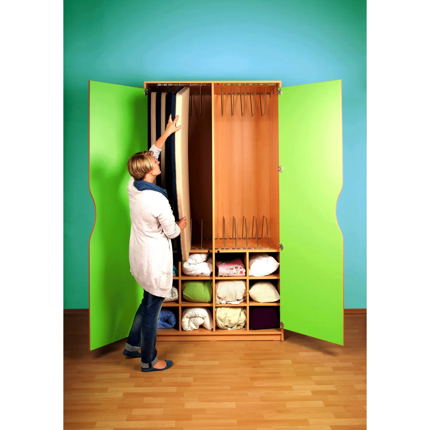 Liegepolsterschrank für 12 Liegepolster mit verkürzten Dekortüren aus der Kategorie Liegepolster- + Bettzeugschränke