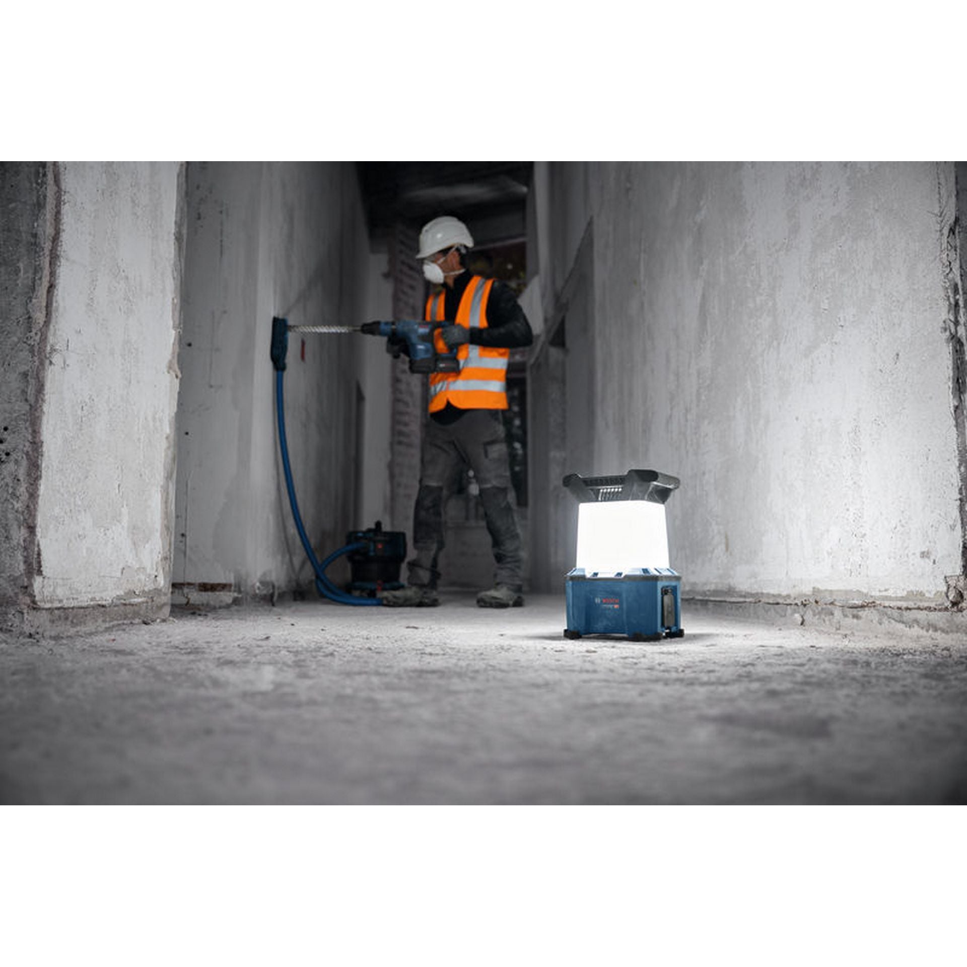Bosch Akku-Bauleuchte GLA 18VH-7500 + Kaltgerätekabel #06014A5000
