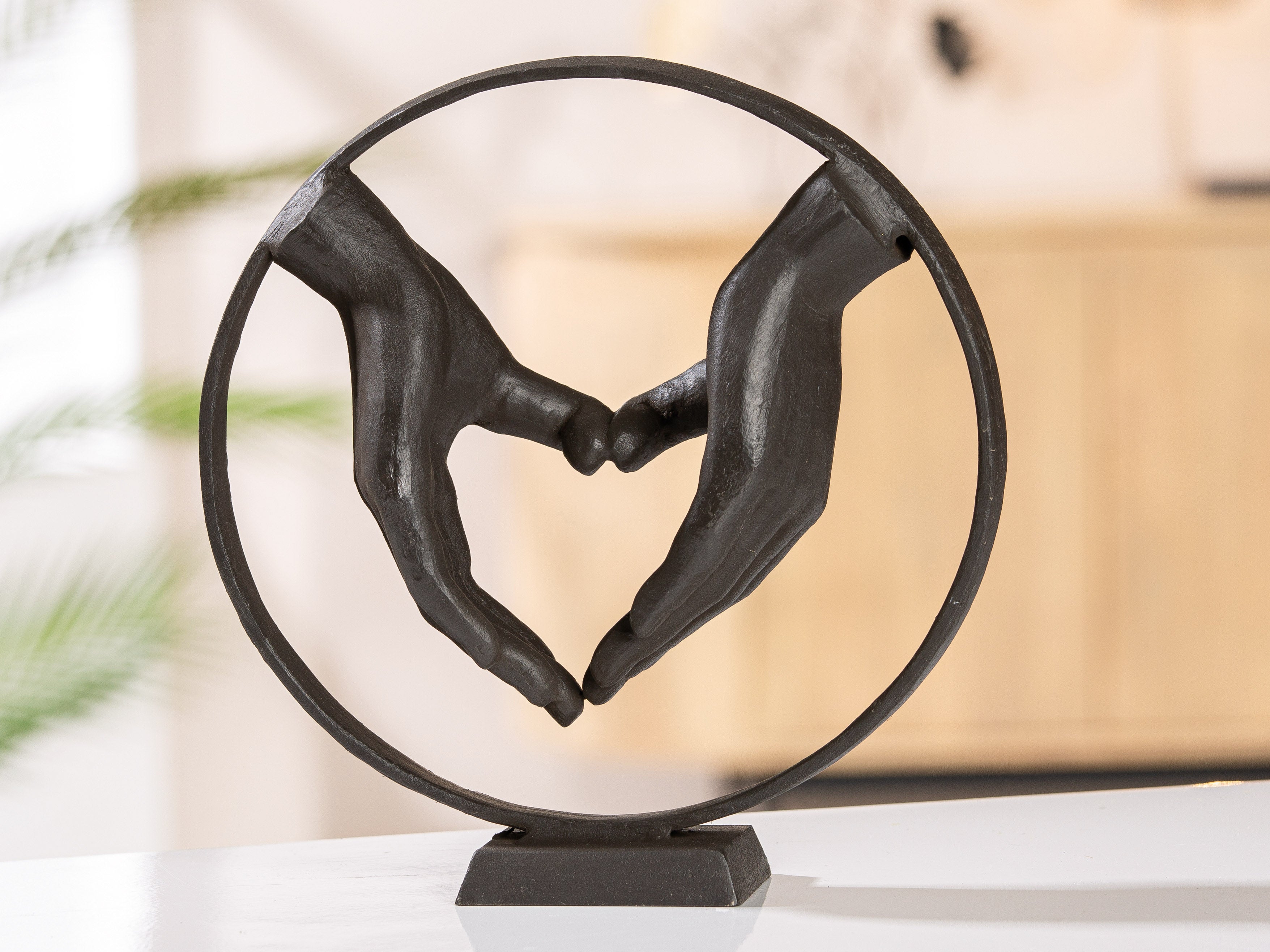Skulptur rund "Herzhände" Herzmotiv (Bronzeoptik aus Eisen)