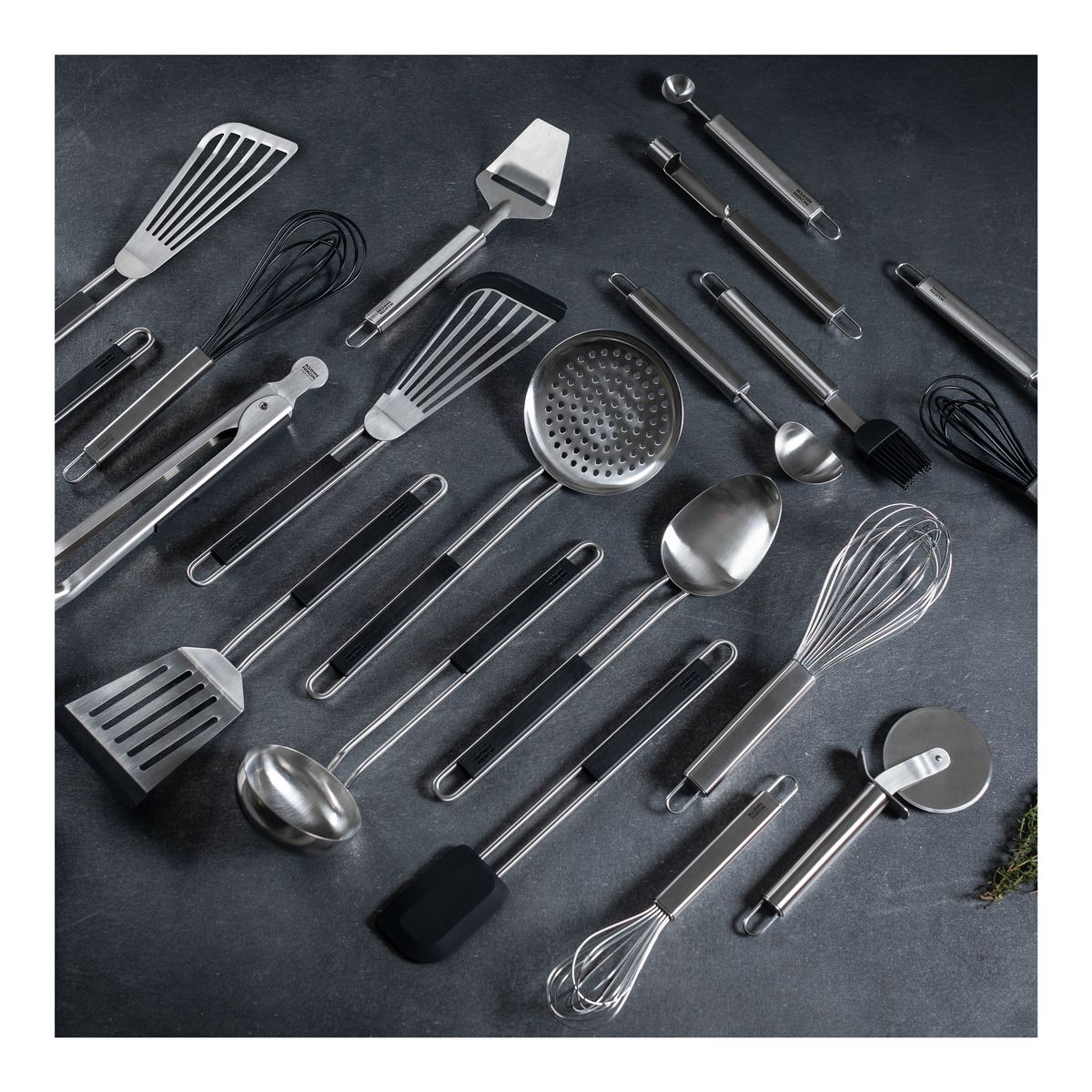 ESSENTIAL Servierlöffel 33cm