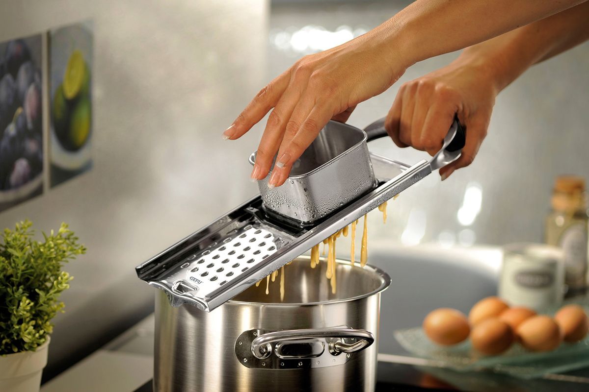 Spätzlehobel für lange Spätzle