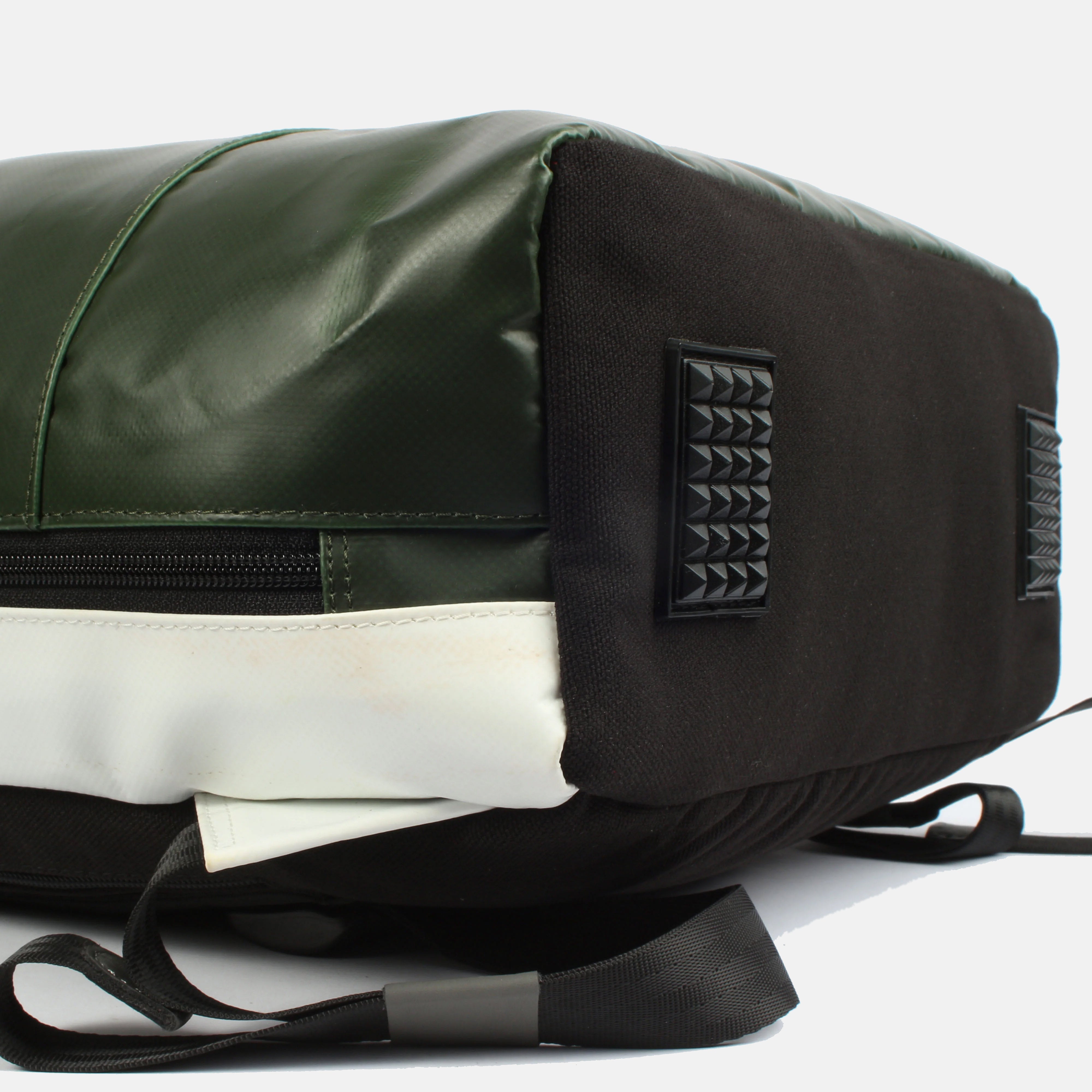 7clouds Novis 7.1B_junglegreen-white_detail 7clouds Novis 7.1 B junglegreen-white nachhaltiger Laptoprucksack Detail