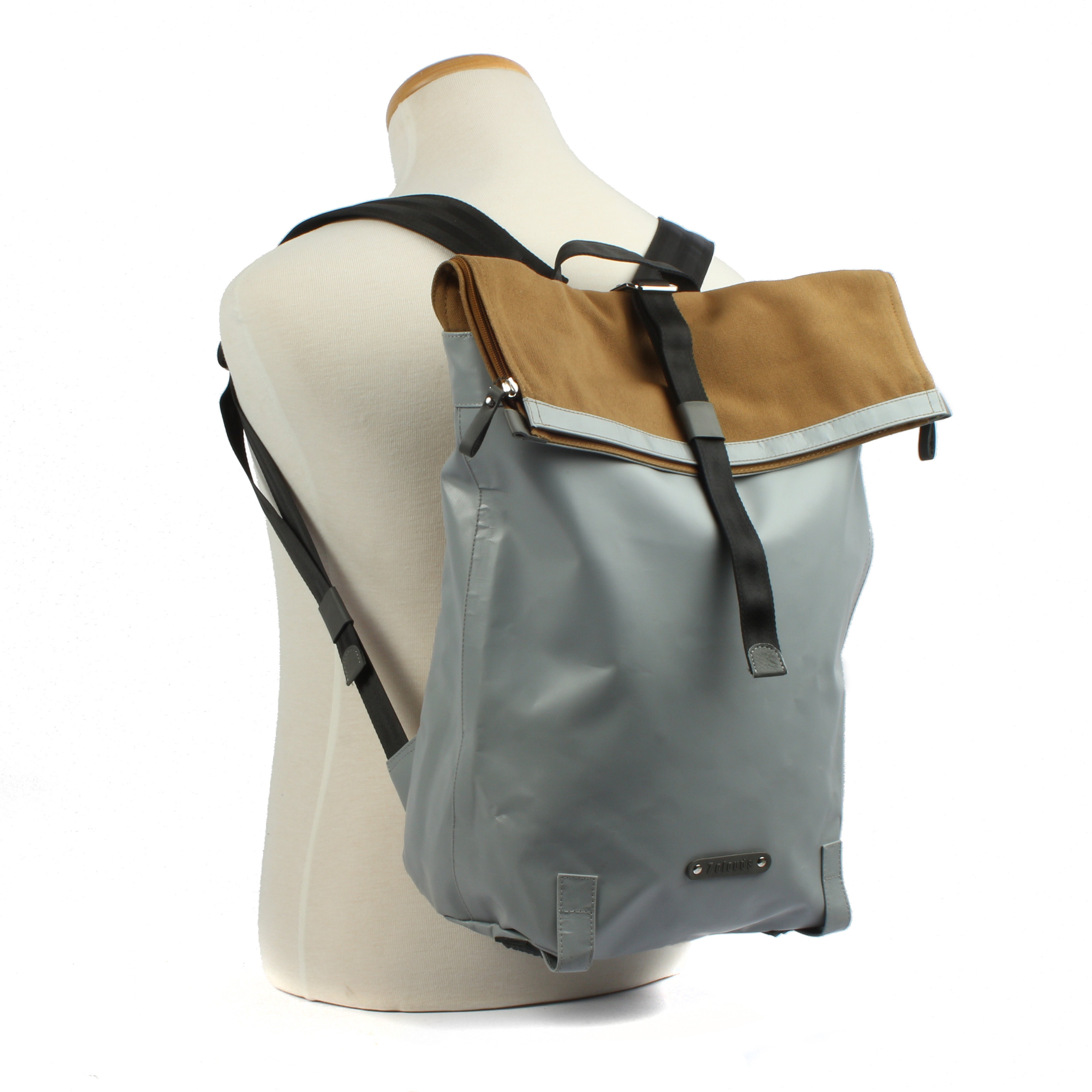 7clouds Sowe 7.4 grey-khaki-sustainable fold-top laptopbackpack-side model