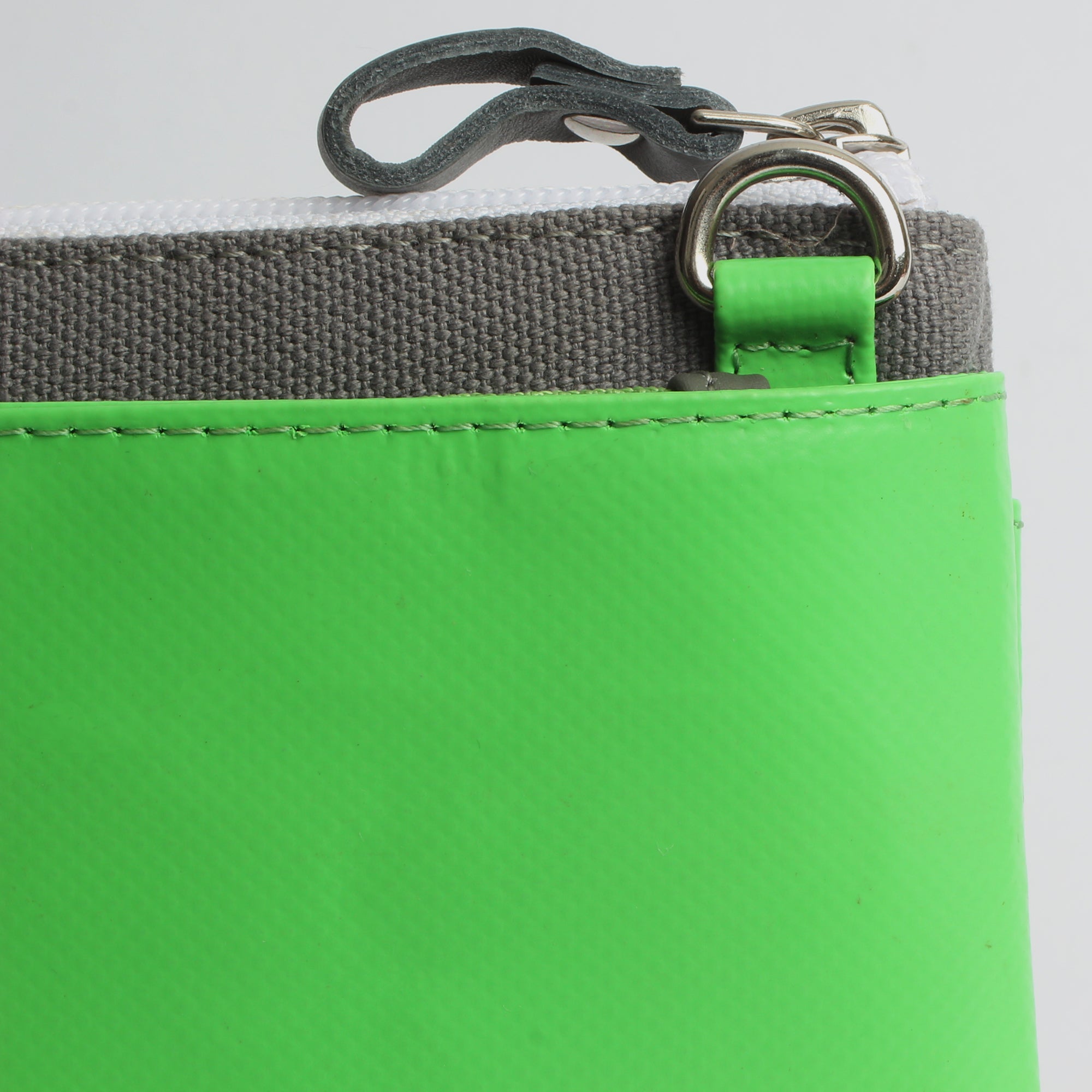 7clouds Handytasche Markyna 7.2 green-grey Detail