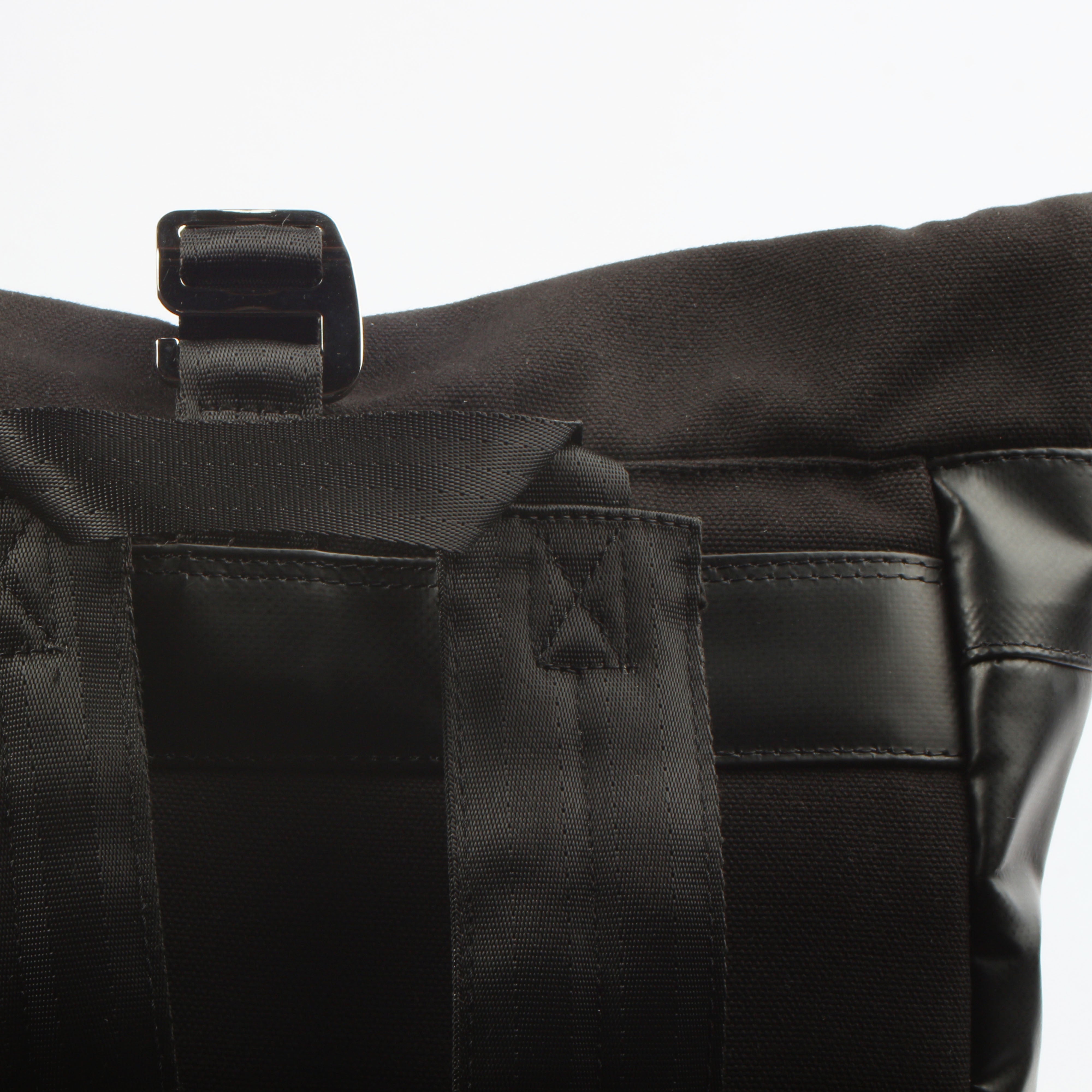 7clouds Dwars 7.4 black nachhaltiger Laptop Rolltoprucksack Detail