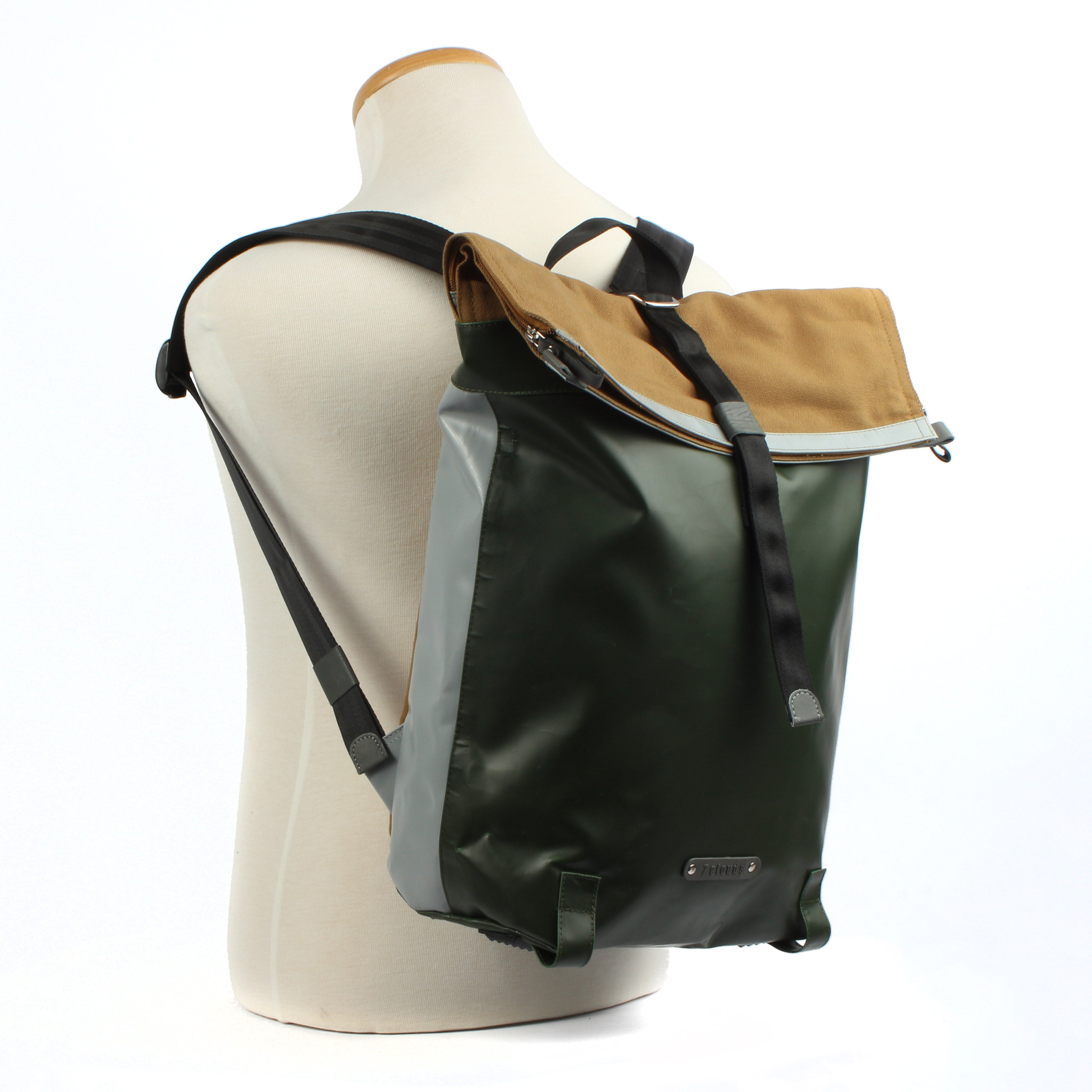 7clouds Sowe 7.4 junglegreen-grey-khaki-sustainable fold-top laptop backpack citybackpack-front model