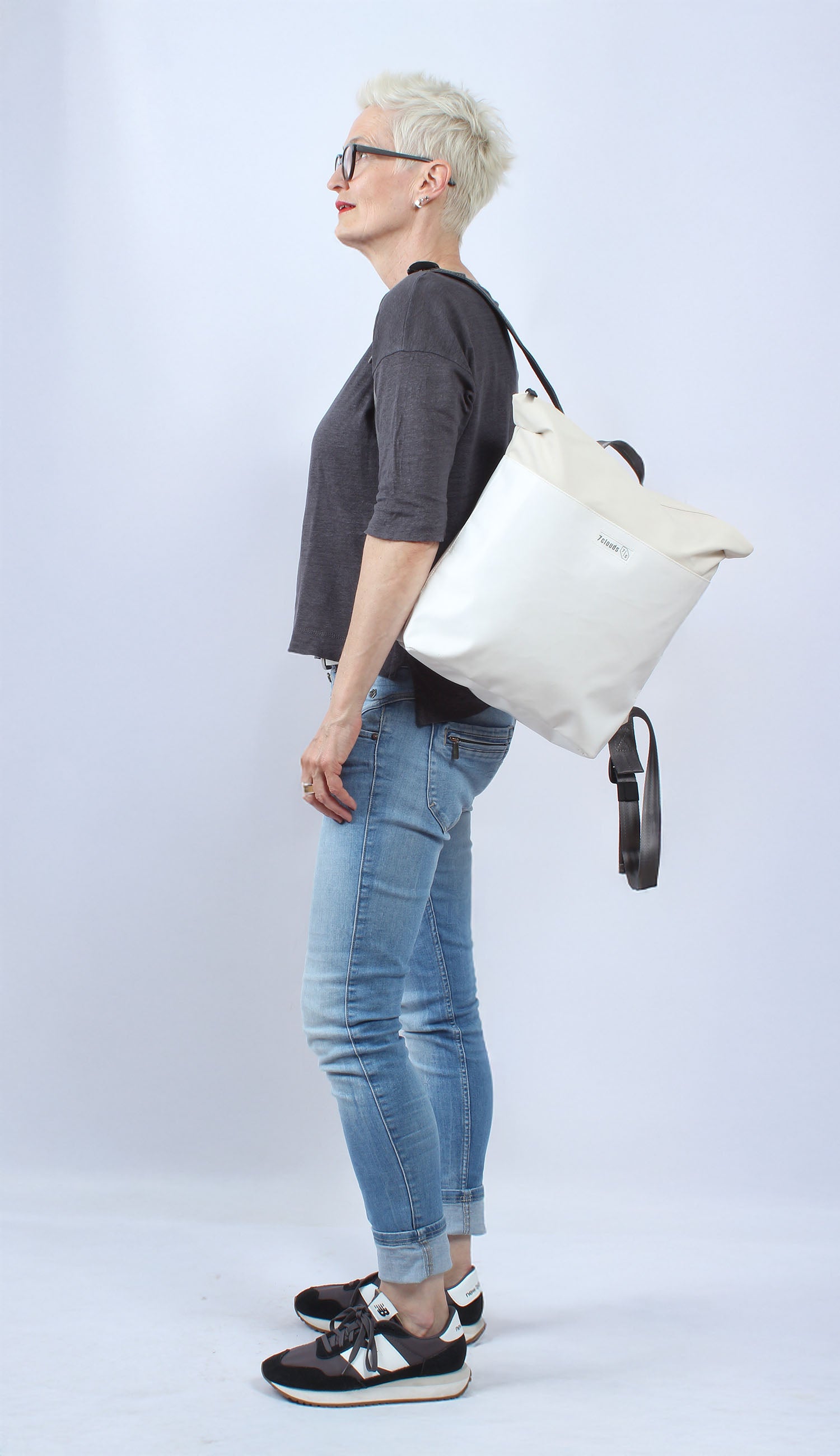 Wenuv 7.1 white-off white mit Frau