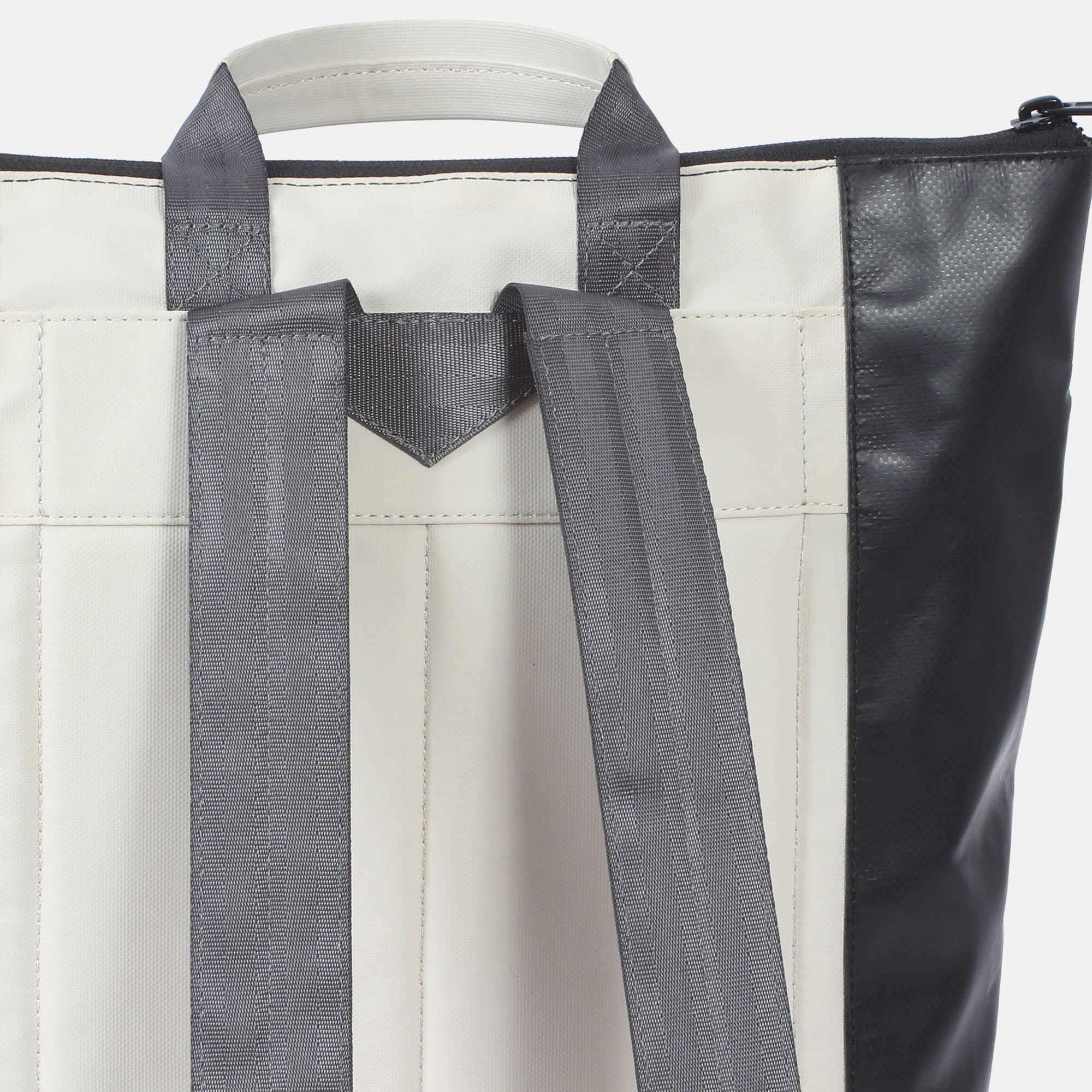Shawi 7.1 Shopper-Rucksack black-off white Detail Gurte
