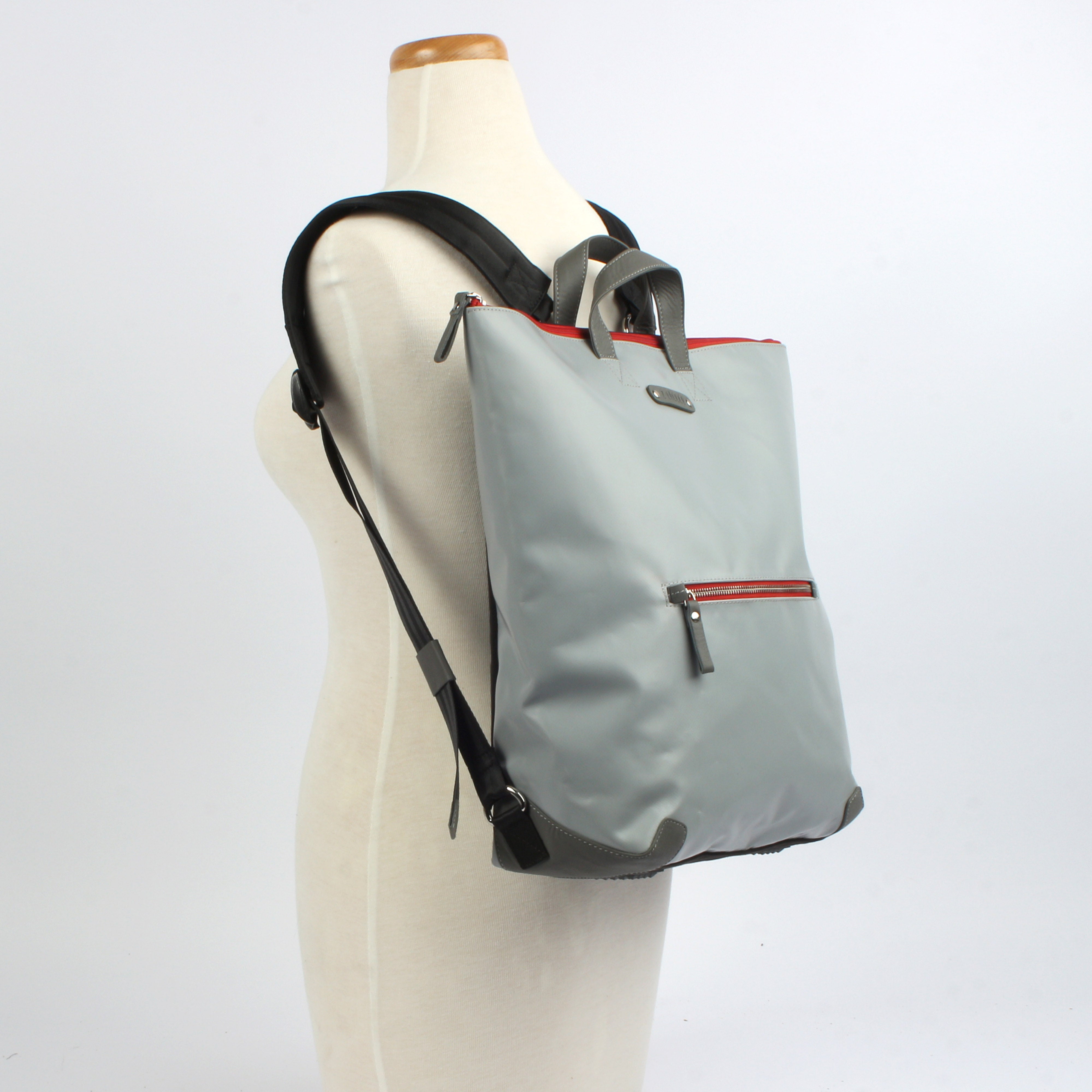 7clouds Shams 7.4_grey_model 7clouds Shams 7.4 grey-nachhaltiger Laptoprucksack für Damen-Seite Puppe