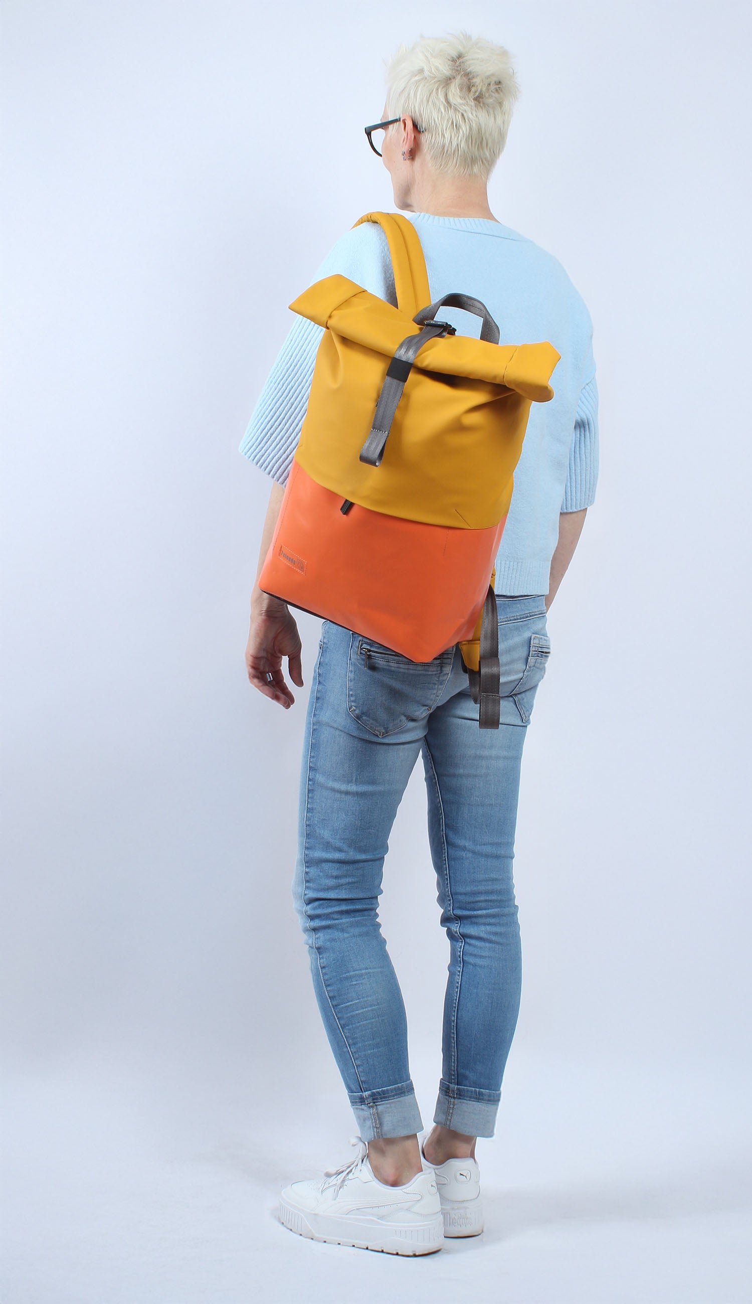 7clouds Nomo 7.1 white-grey back_(1) Nomo 7.1 orange-yellow mit Frau