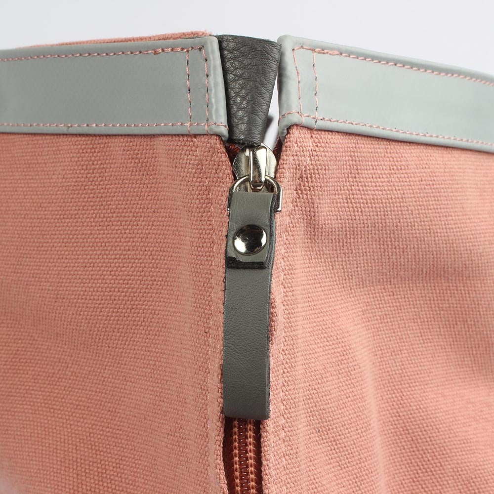 7clouds Dwars 7.4 grey-salmon nachaltiger Damen Rolltop Moderucksack Detail Reissverschluss