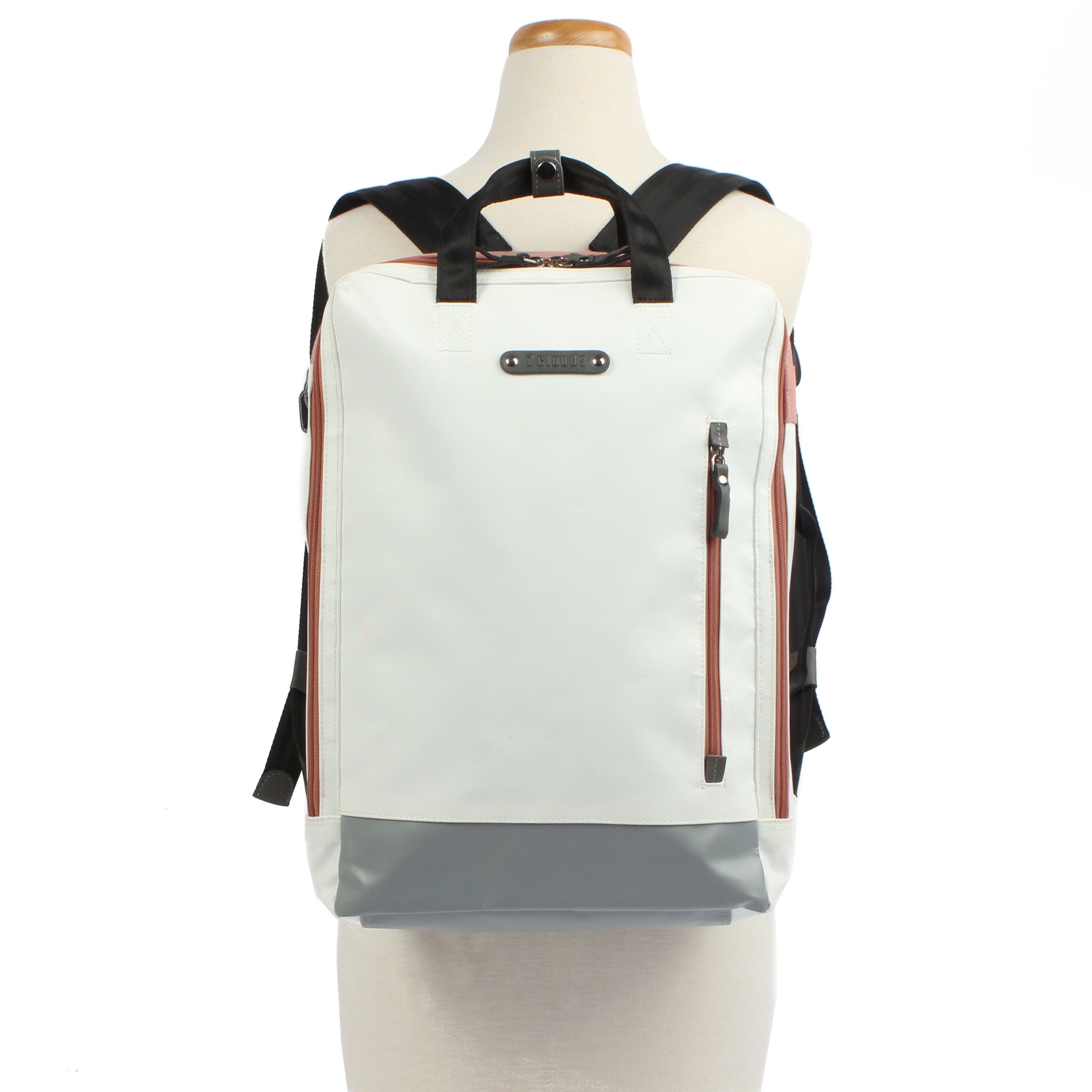 7clouds Agal 7.2M white-grey-salmon Laptoprucksack Rückenansicht Puppe