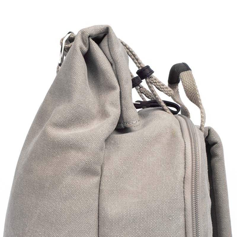 Margelisch Nemin 1 canvas grau Detail Rolltoprucksack mit Laptop Aussenfach