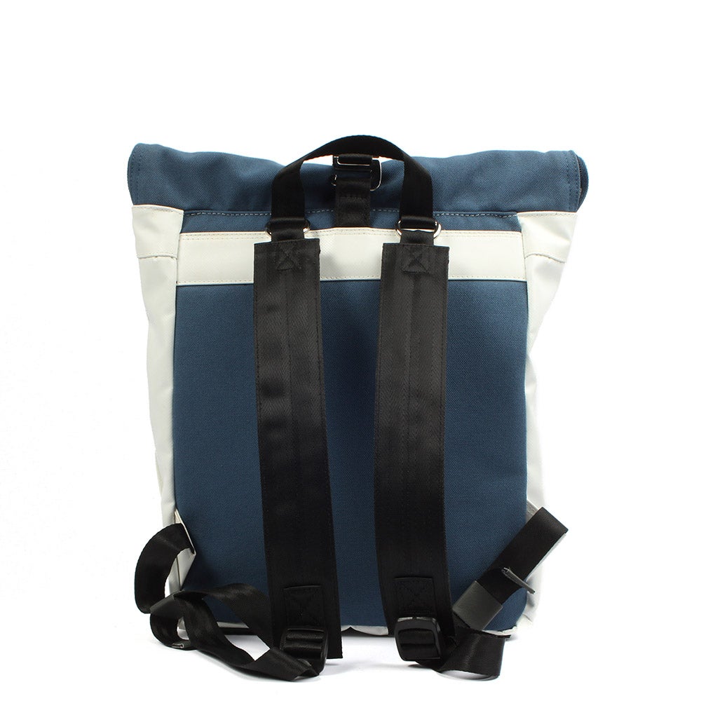 7clouds Dwars 7.4 white-blue Damen Stadtrucksack mit nachhaltimem RPET, recycling PET Flaschen, Rückseite