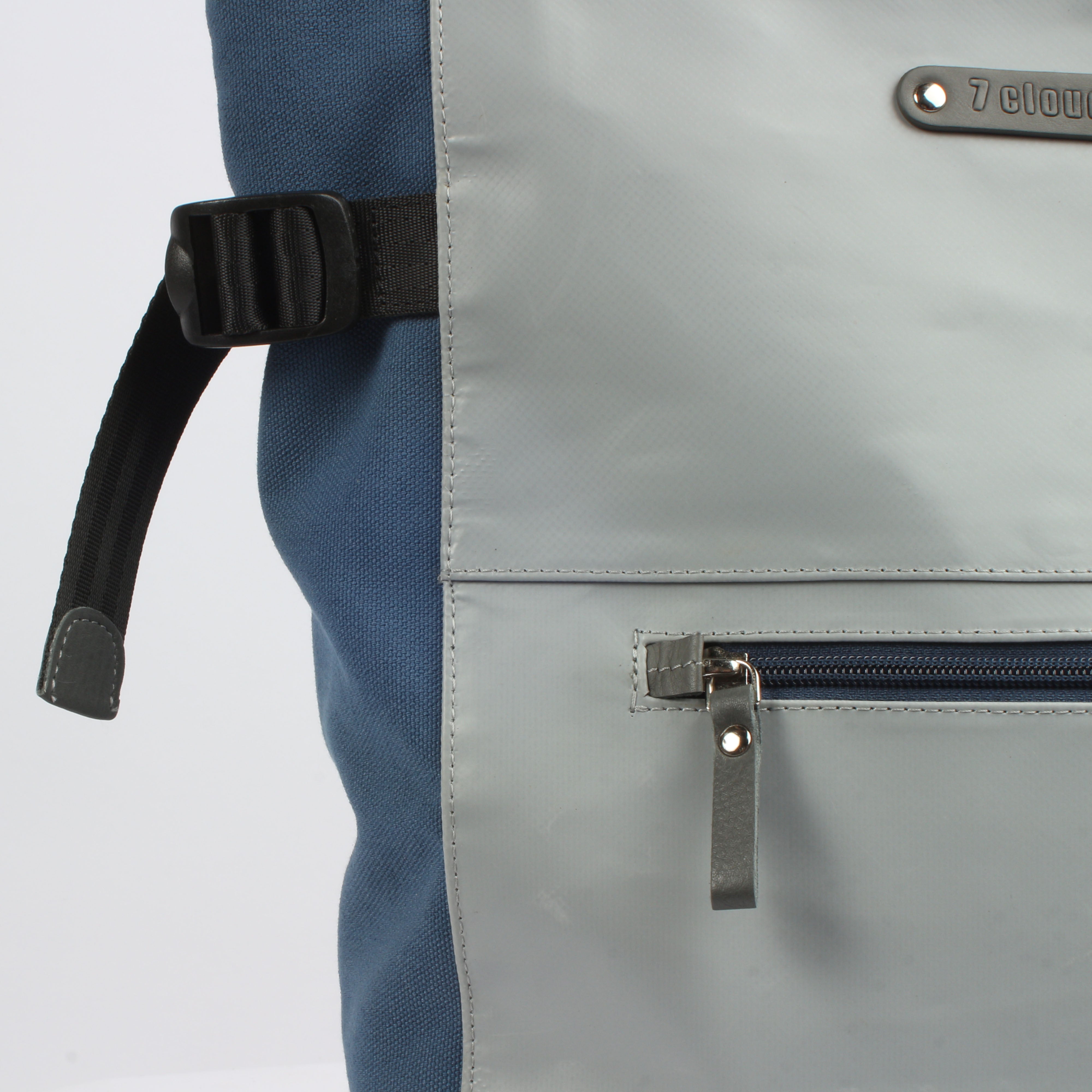 7clouds Belis 7.1 grey-blue sustainable lady backpack detail zipper