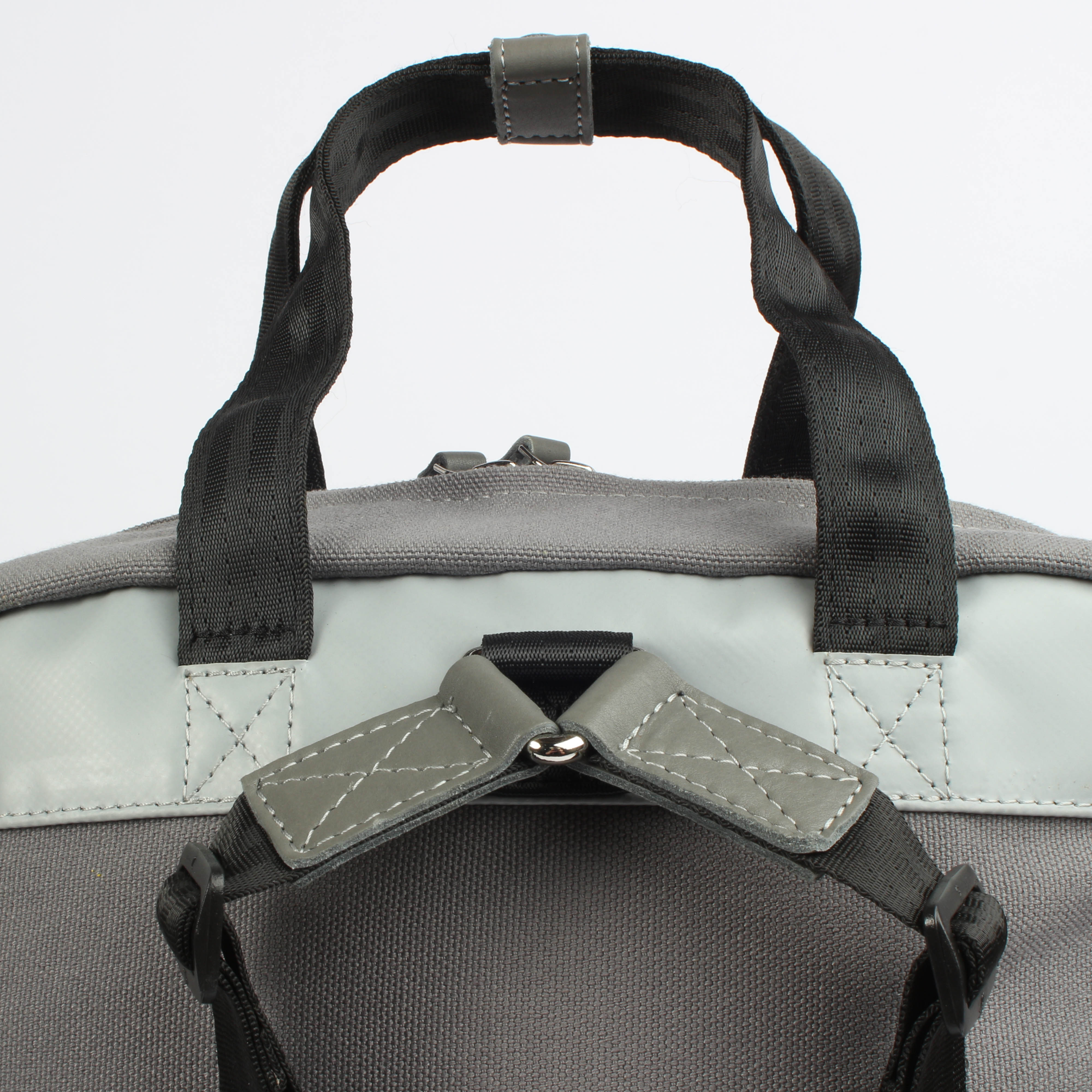 7clouds Neldem 7.2 grey-white sustainable lady shopper-backpack detail shoulderbelts