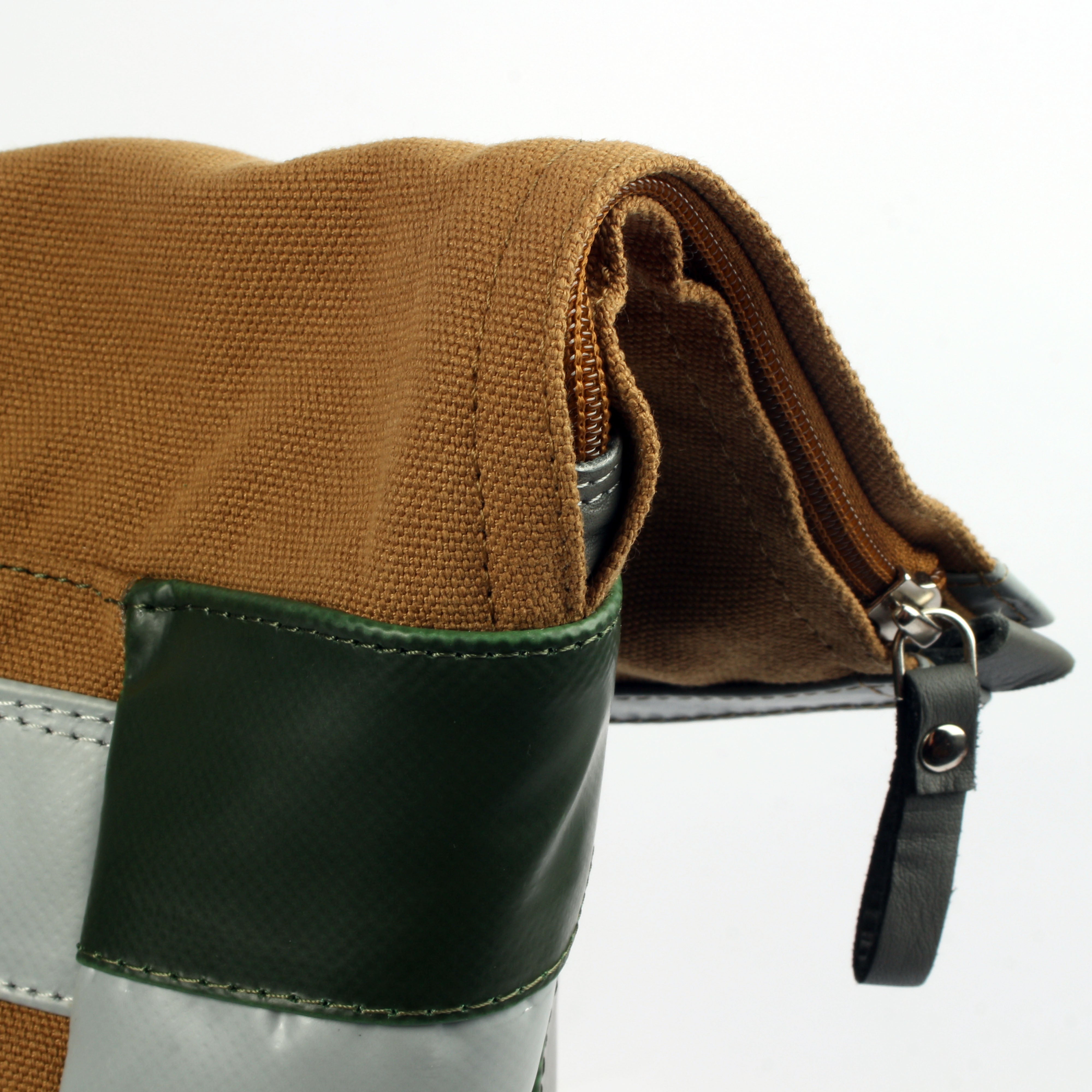 7clouds Sowe 7.4 junglegreen-grey-khaki-sustainable fold-top laptop backpack citybackpack-detail fold-top