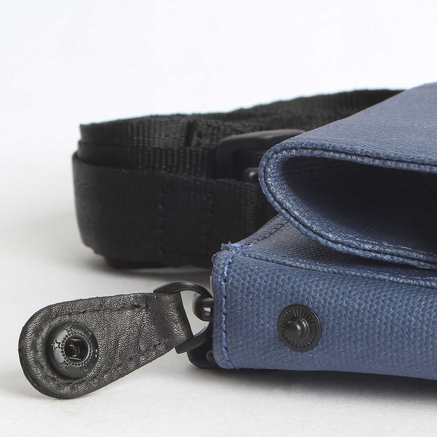 Larina 1 dark blue press button