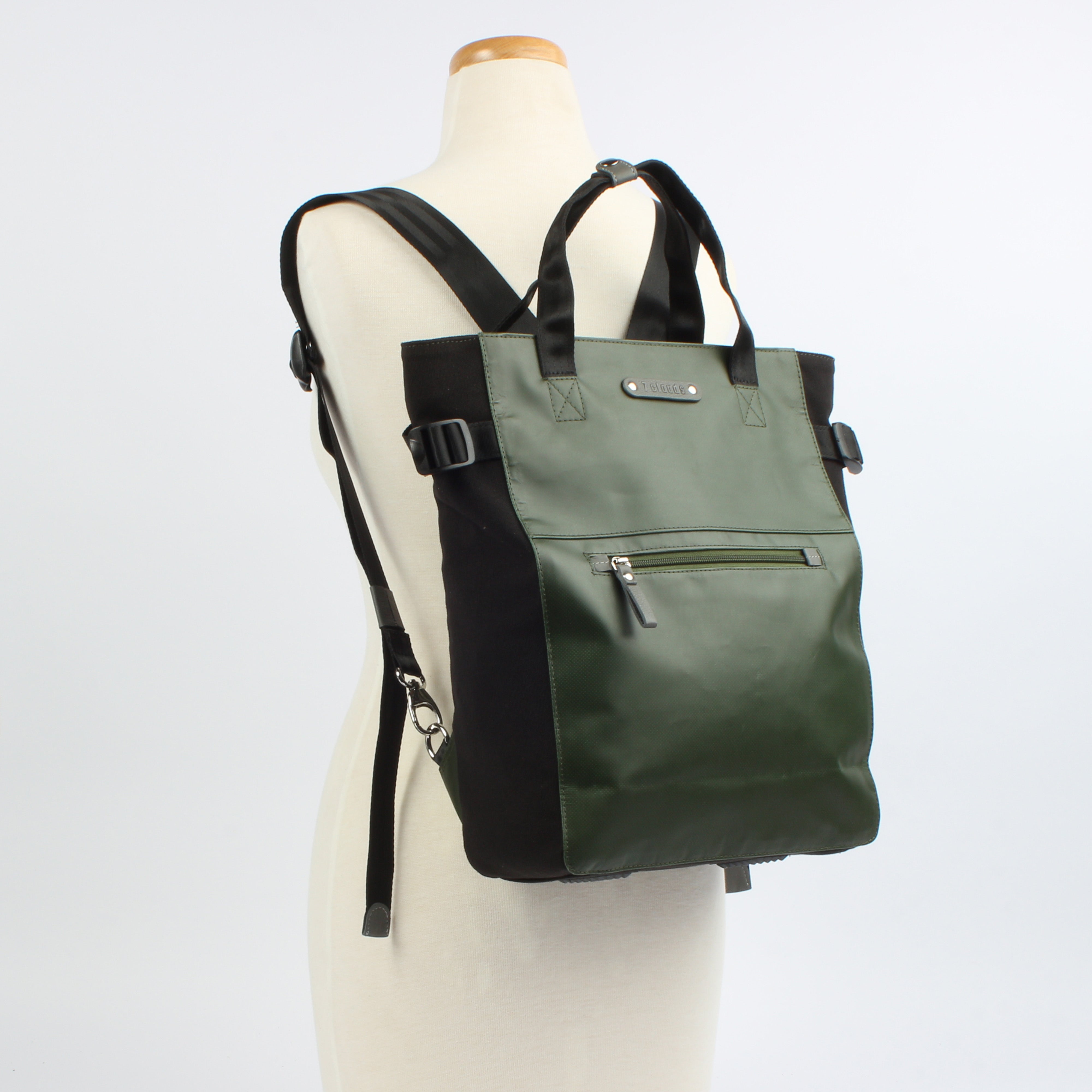 7clouds Mendo 7.4_junglegreen_model 7clouds Mendo 7.4 junglegreen- Shopper-Rucksack mit Laptopfach für Damen-Rückseite Puppe