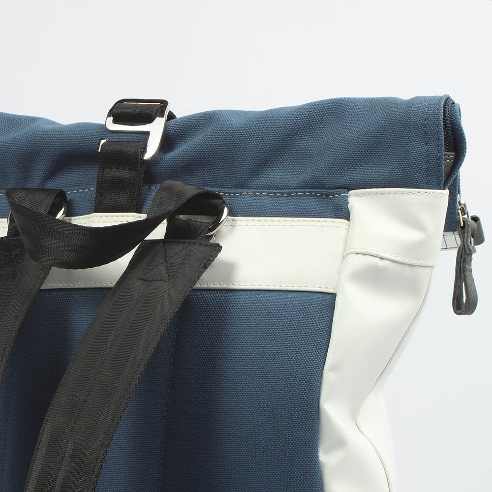 7clouds Dwars 7.4 white-blue Damen Stadtrucksack mit nachhaltimem RPET, recycling PET Flaschen, Detail Verschluss