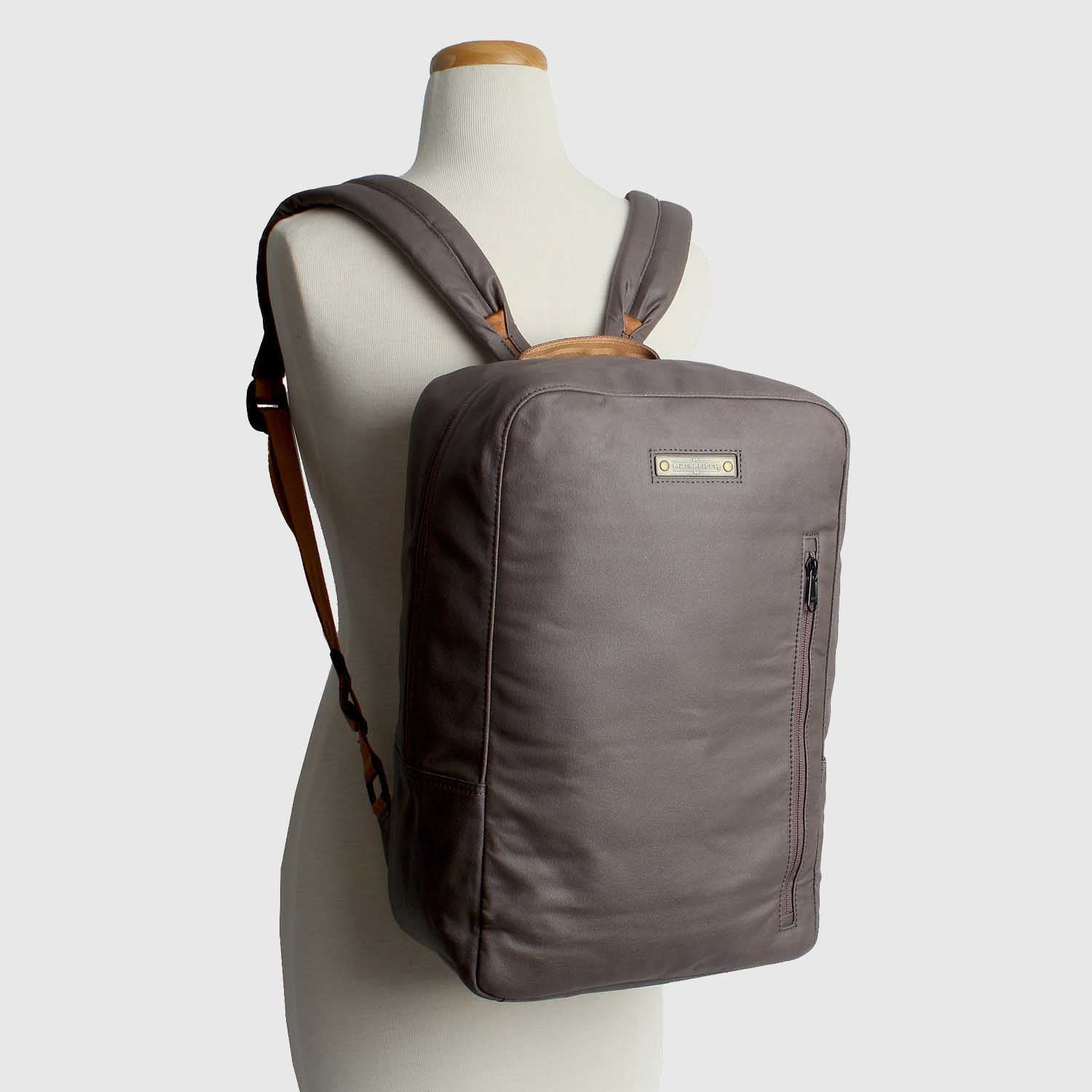 Bukal 1 dark taupe Front Ansicht mit Puppe