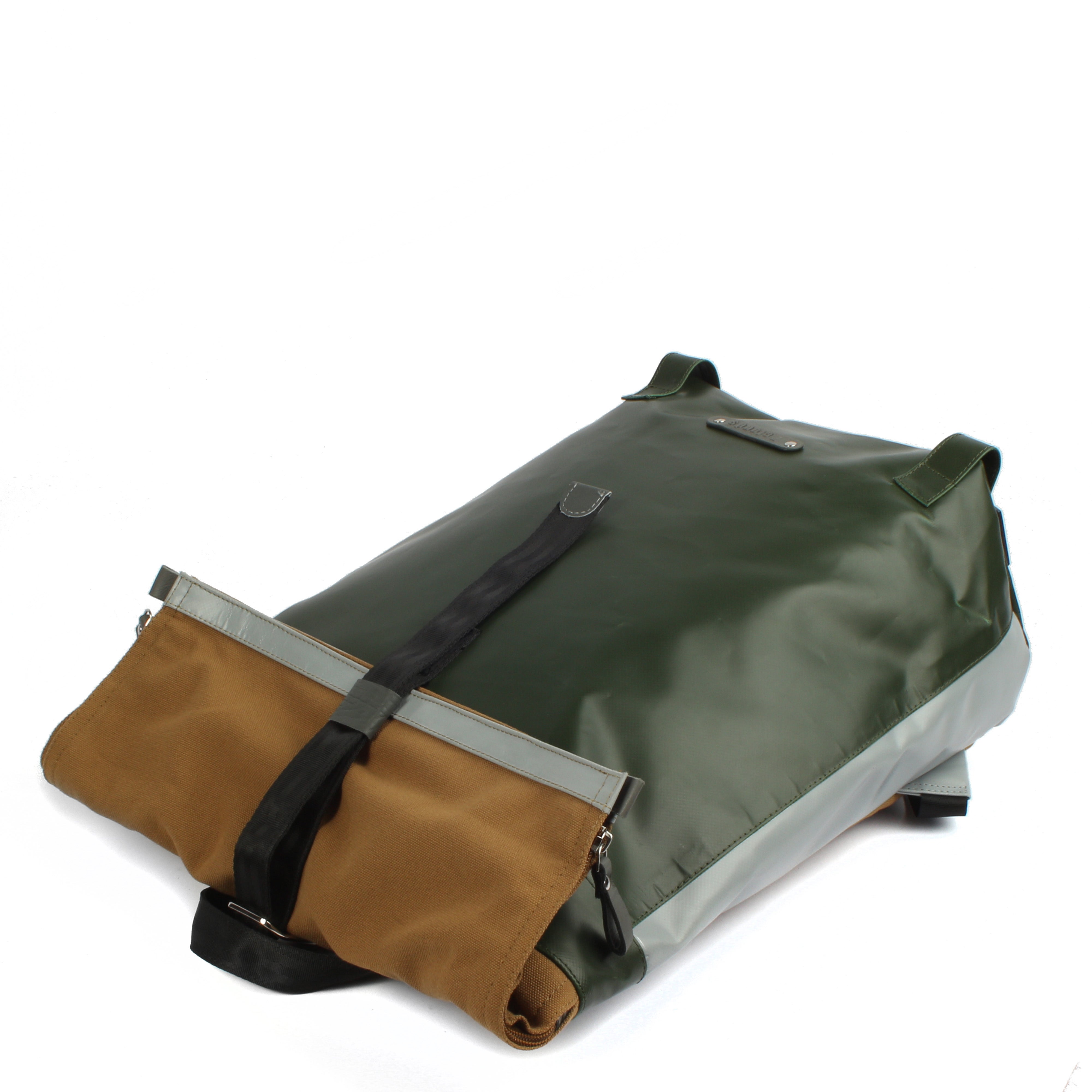 7clouds Sowe 7.4 junglegreen-grey-khaki- nachhaltiger Fold-Top Laptoprucksack mit RPET-flach liegend