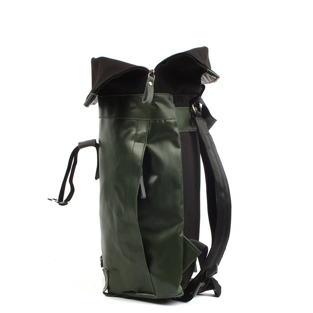 7clouds Dwars 7.4 junglegreen-black lady rolltopbackpack with RPET recycled PET, side open