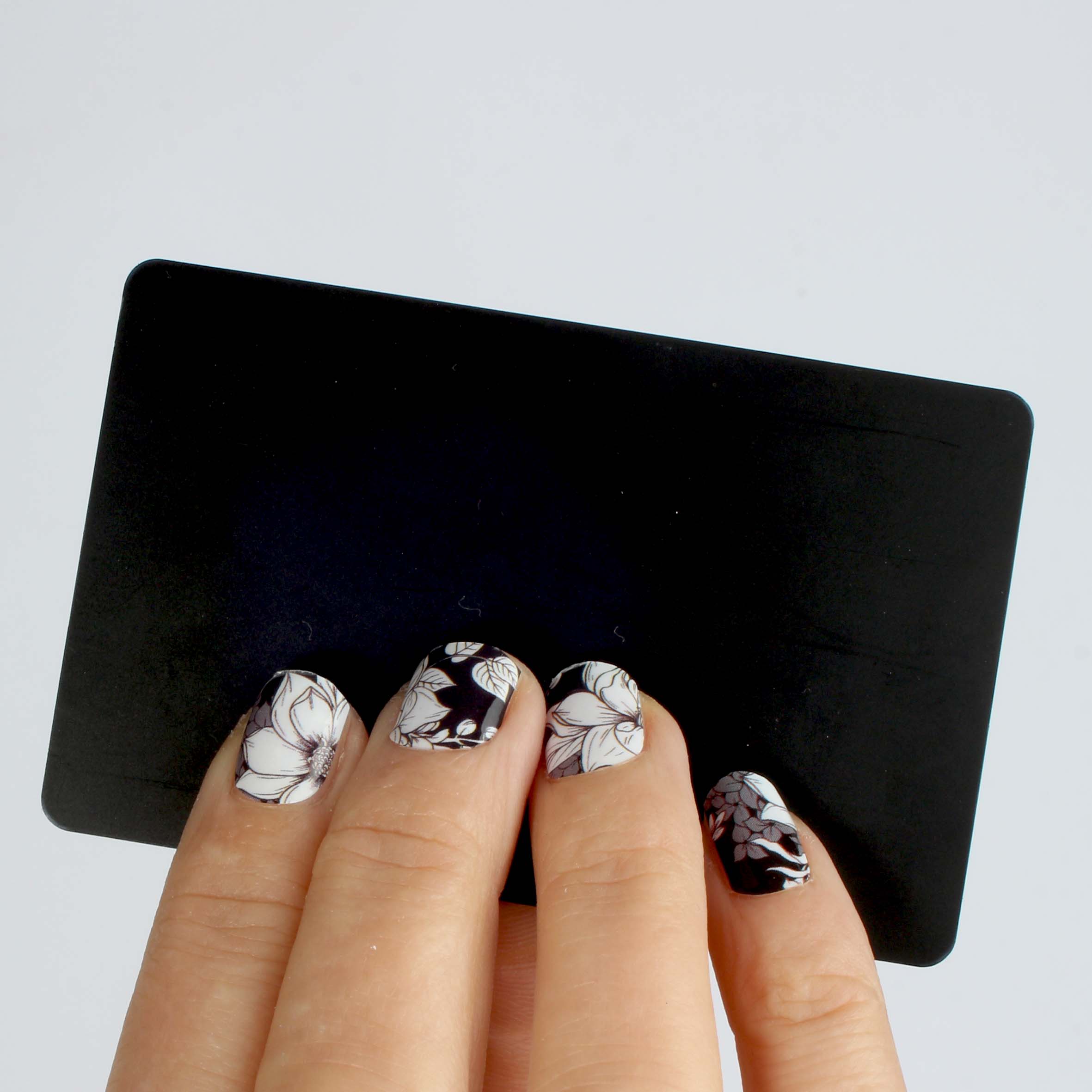 Laued Nagelfolien-flower mood-black and white-finger with credit card