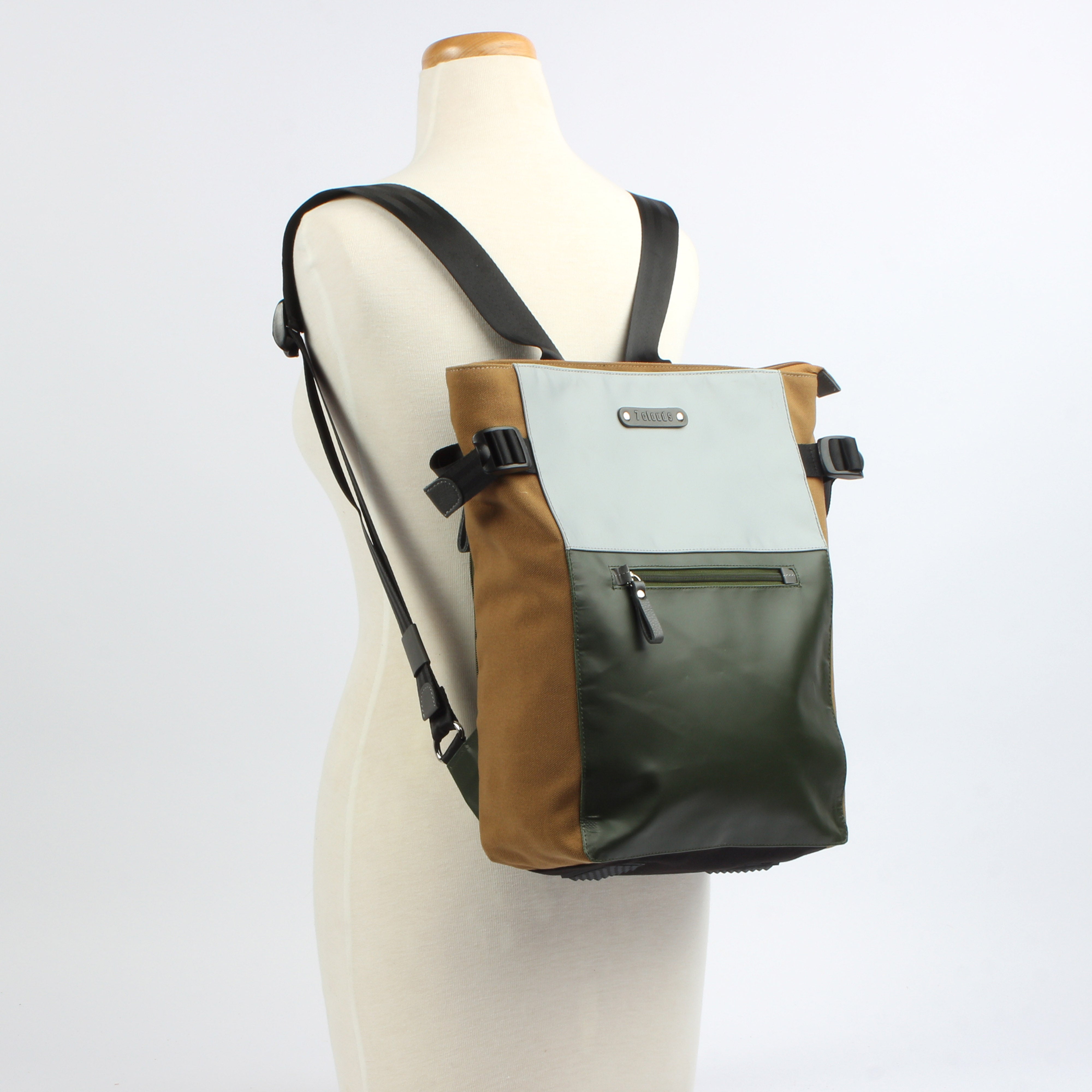 7clouds Belis 7.1 junglegreen-grey-khaki Damen Laptop Designrucksack Frontseite Puppe